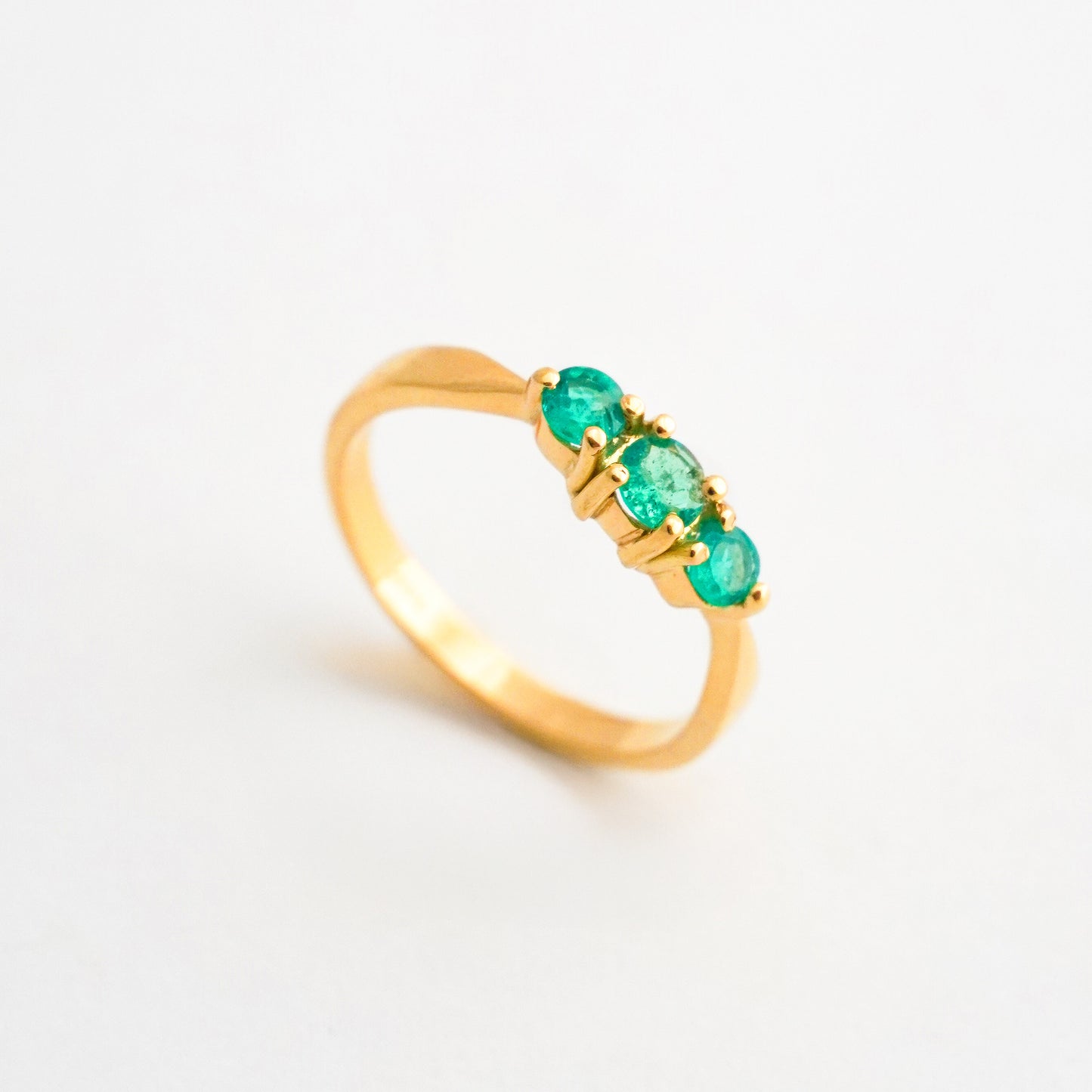 Anillo trilogia de esmeraldas en Oro18k