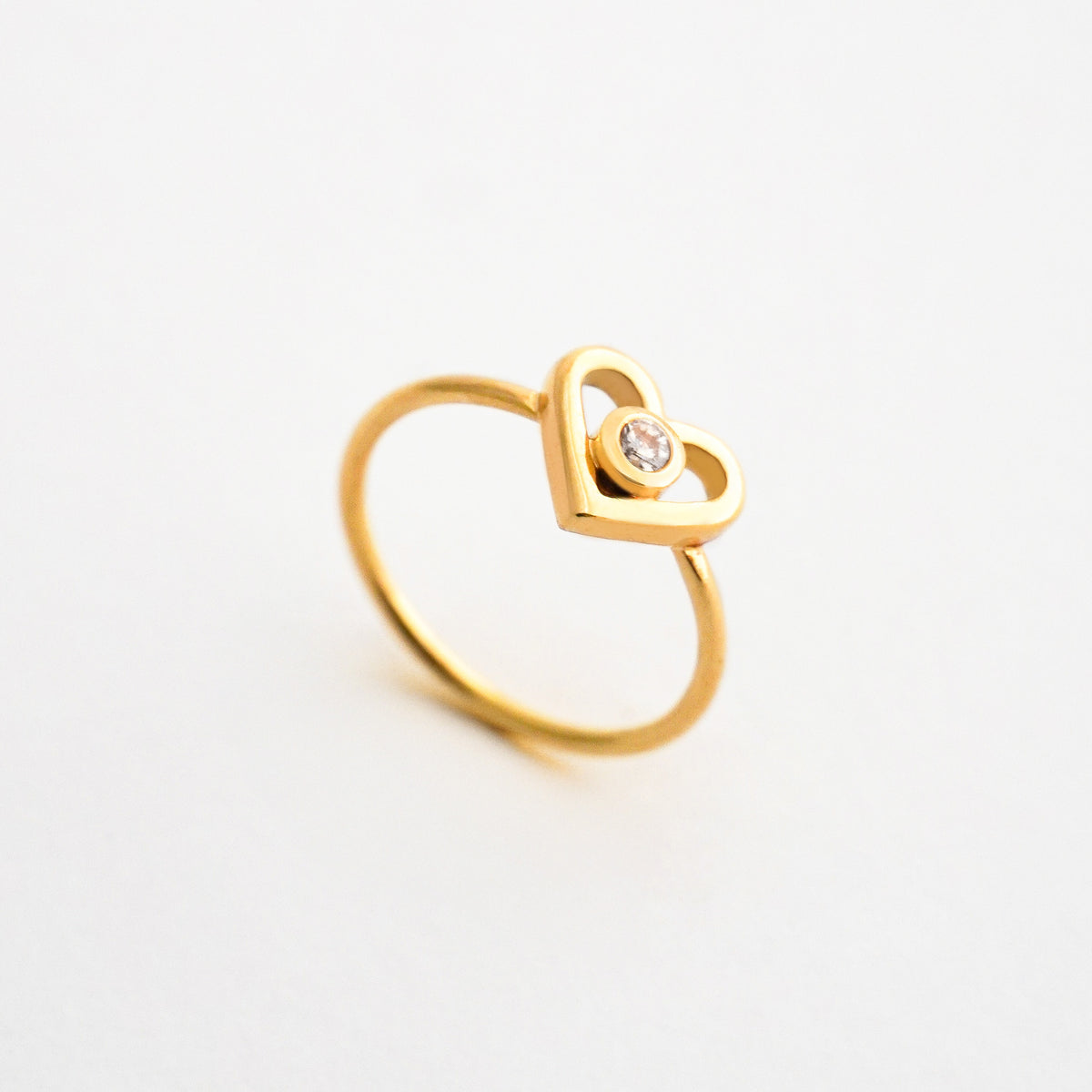 Anillo corazón calado con punto de luz oro 18k