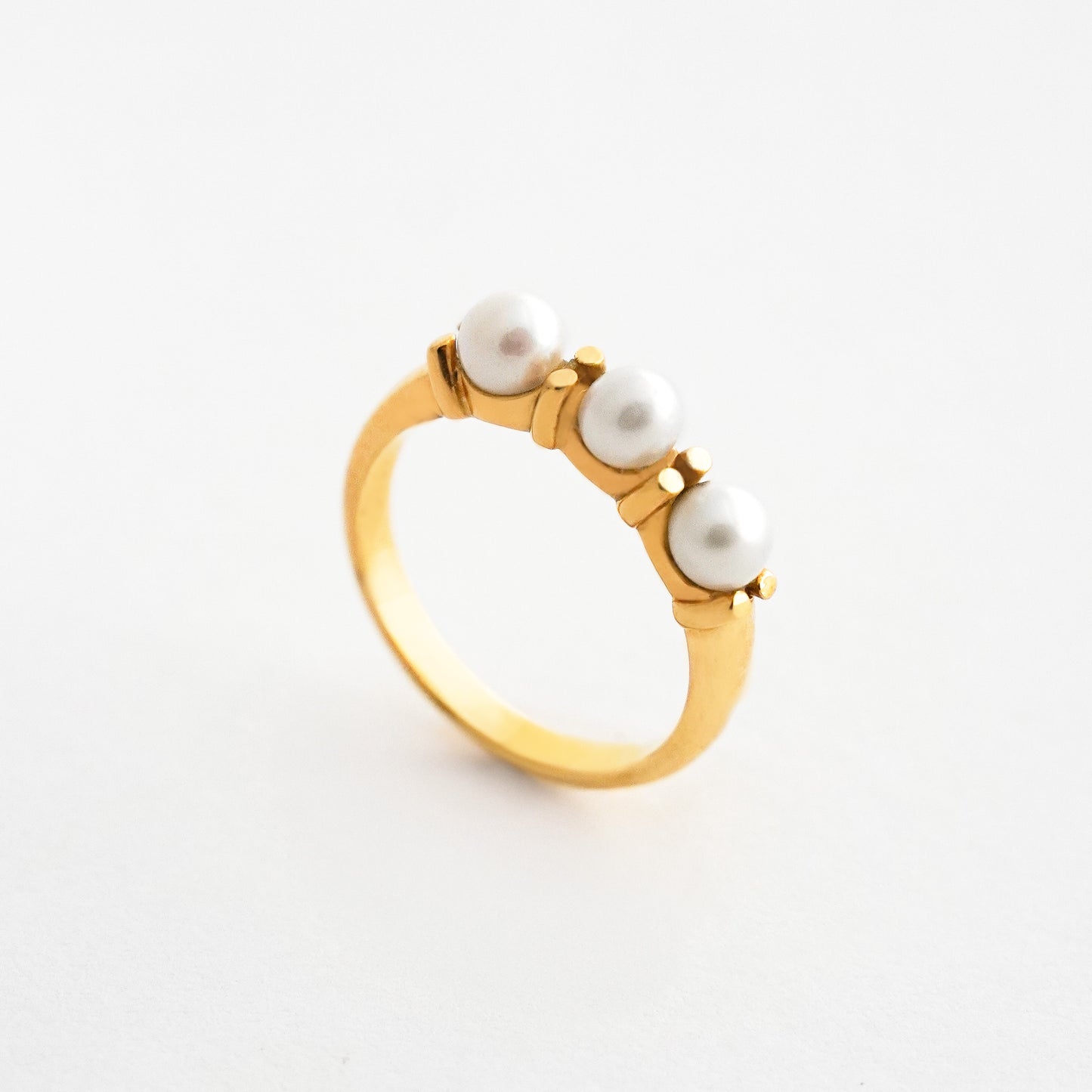 Anillo Trivier con Perlas Cultivadas en Oro 18K