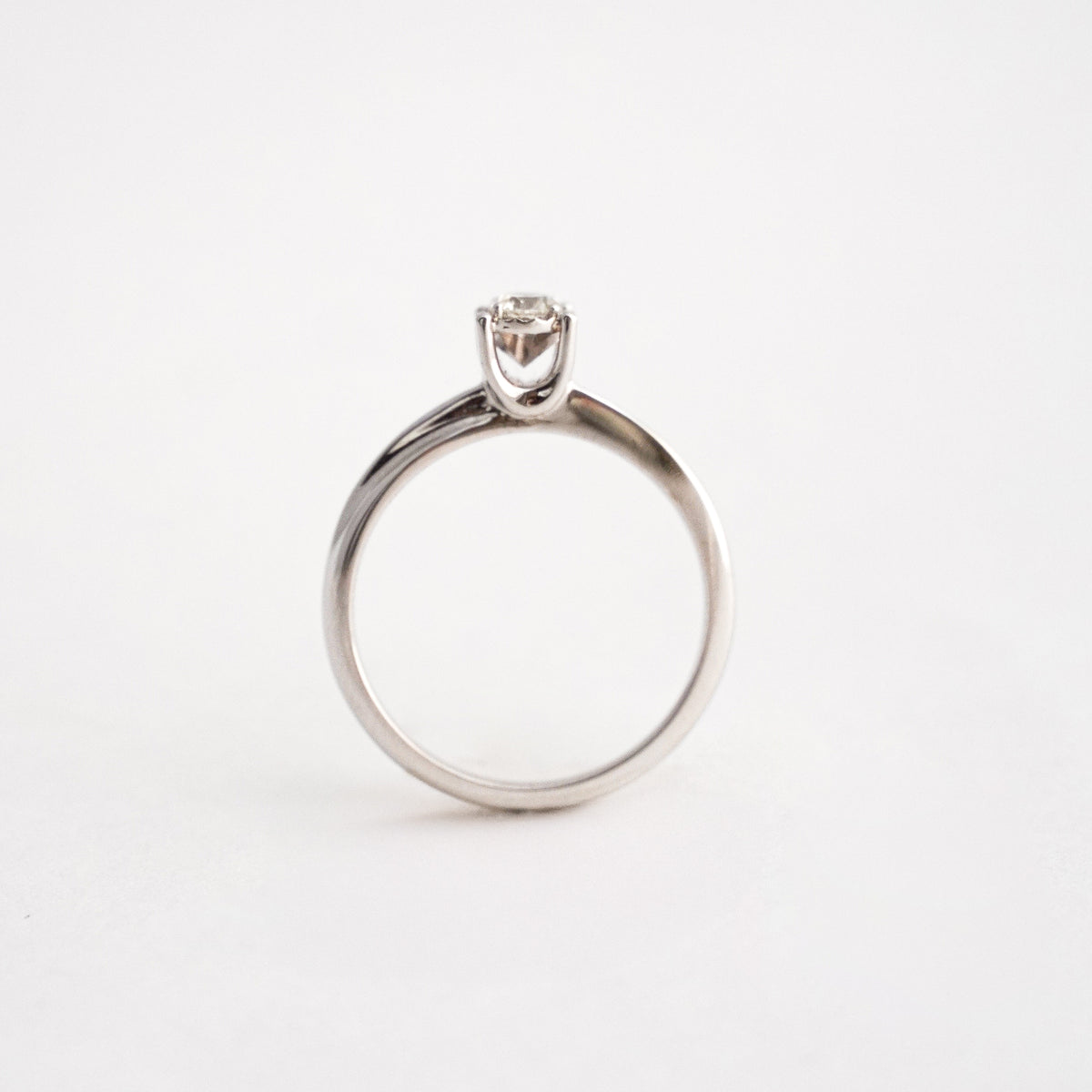 Anillo de compromiso 4 uñas con diamante 0.178 cts oro blanco 18k