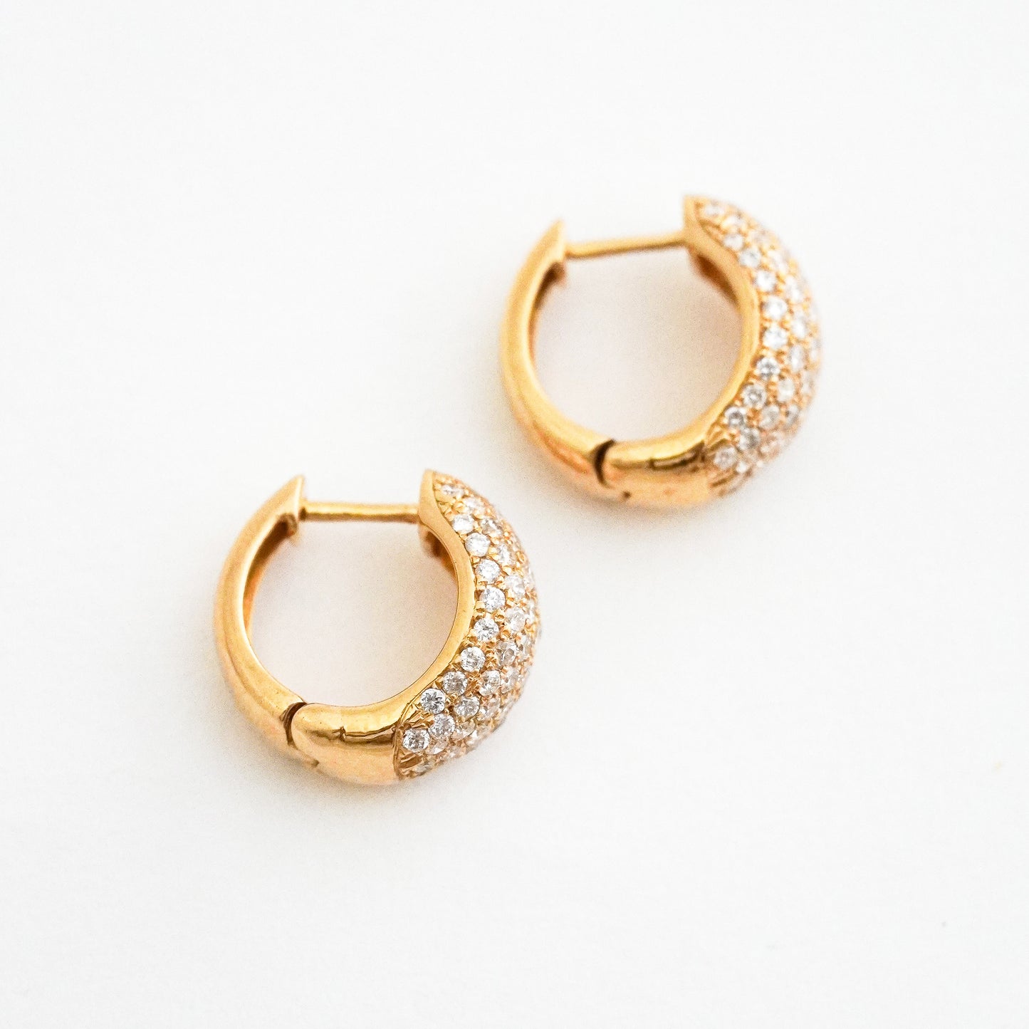 Argollas Huggies 7R con Diamantes Naturales en Oro 18K