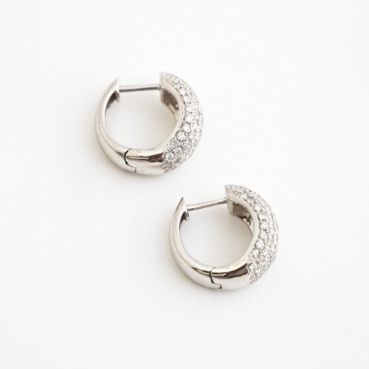 Argollas Huggies 7R con Diamantes Naturales en Oro Blanco 18K