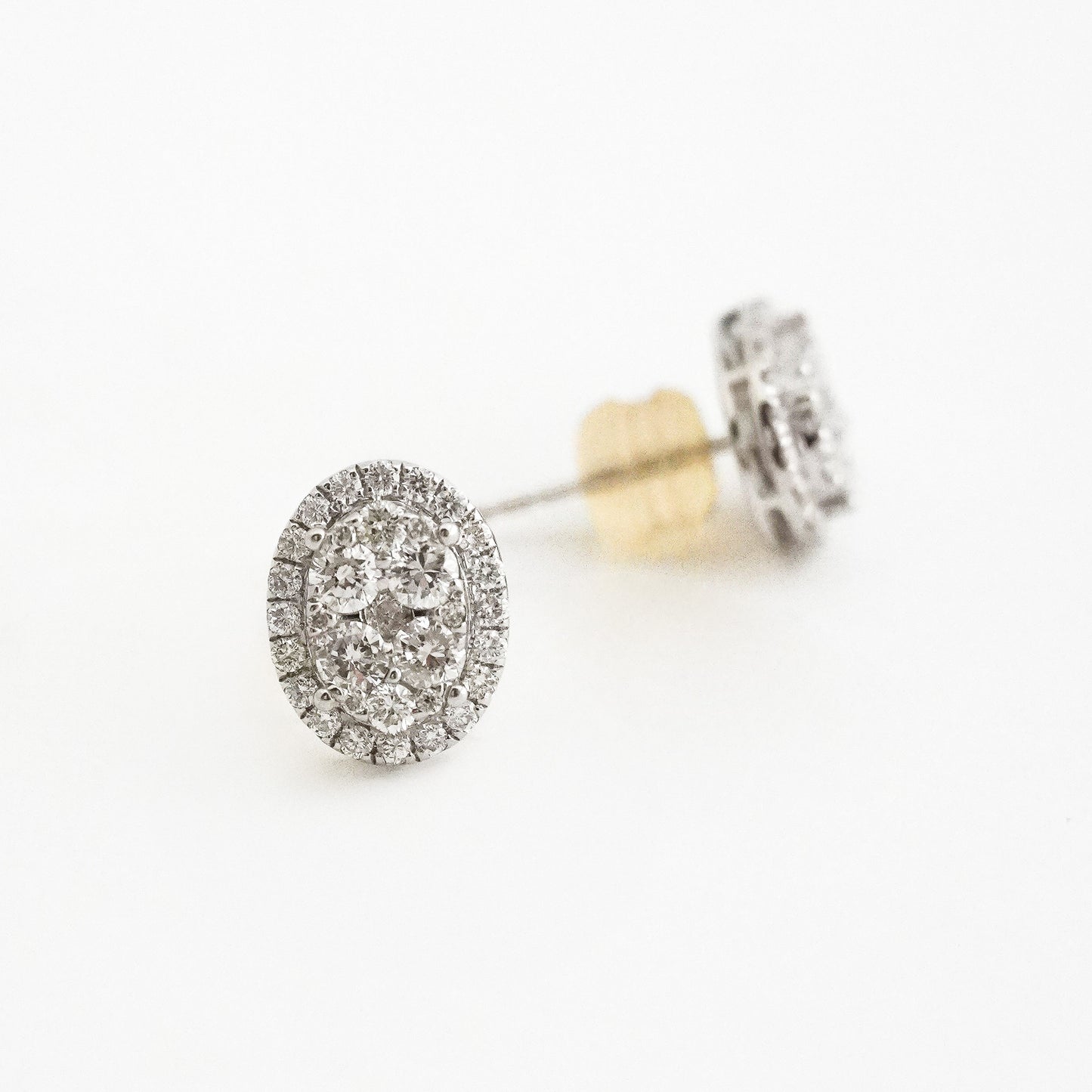 Aretes Halo Oval con Diamantes Naturales en Oro Blanco 18K