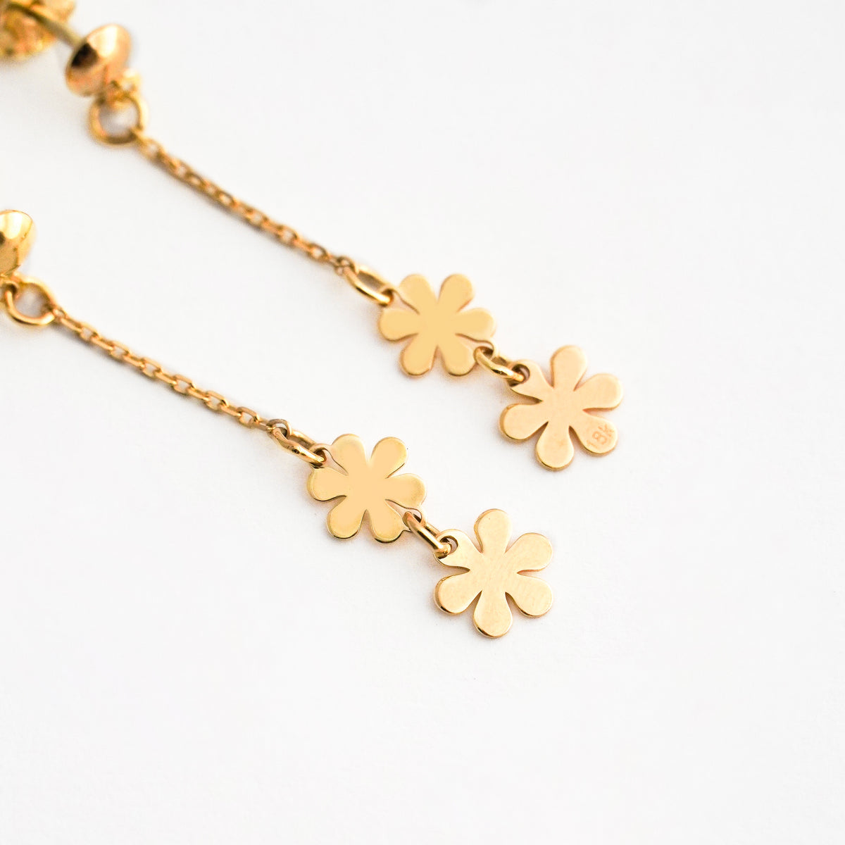 Aretes Colgantes Cascada de Flores en Oro 18K