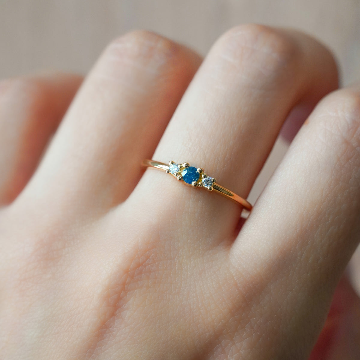 Anillo Boreal con Fancy Sapphire y Diamantes Naturales en Oro 18K