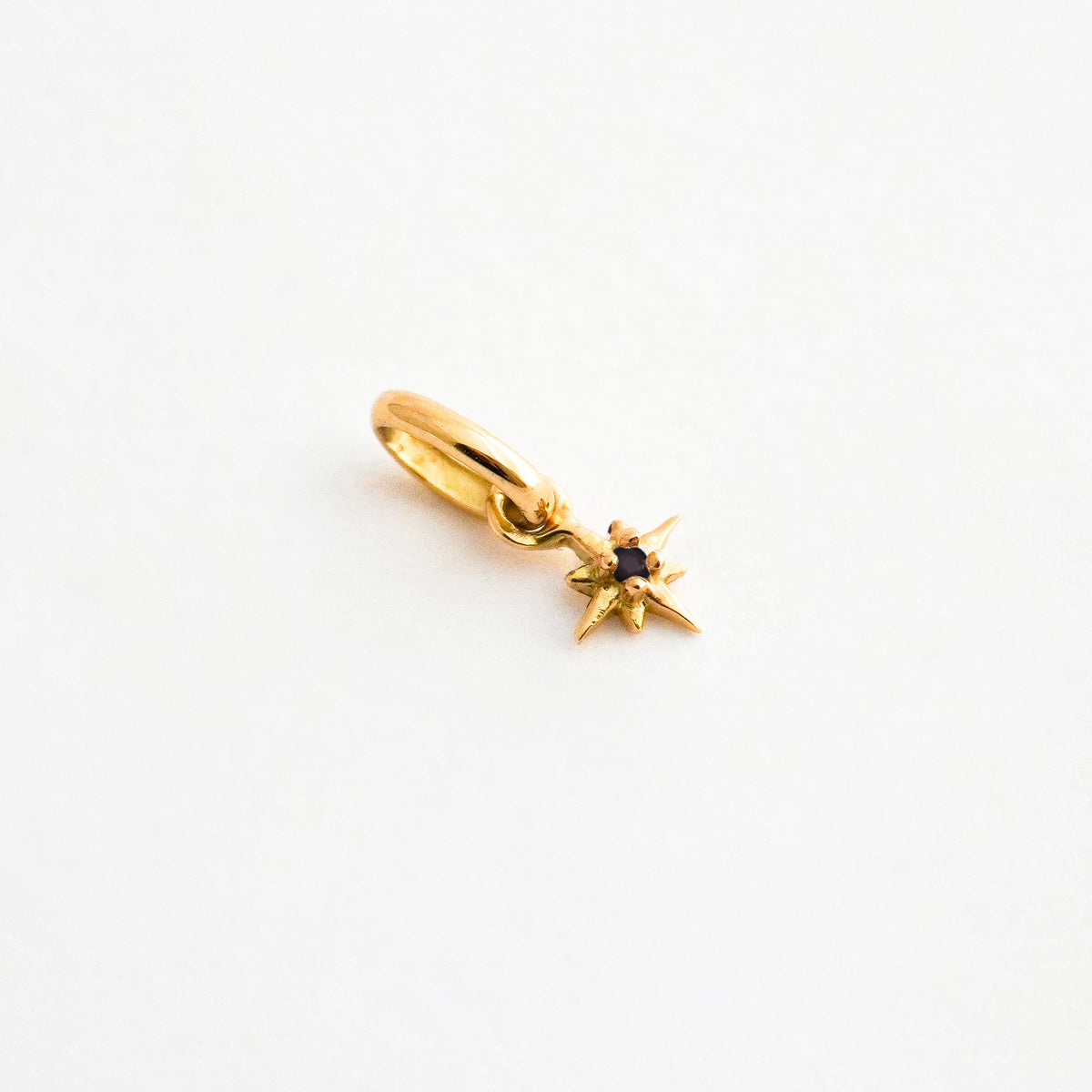 Dije Estrella del Norte Mini con Diamante Natural Negro en Oro 18K