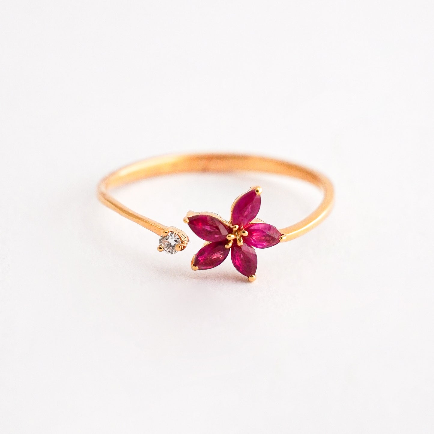 Anillo Lirio Rubí y Diamante en Oro 18K