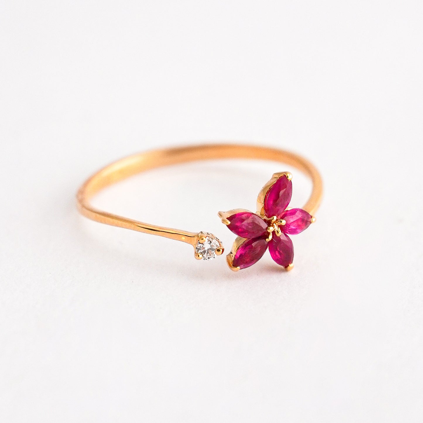 Anillo Lirio Rubí y Diamante en Oro 18K