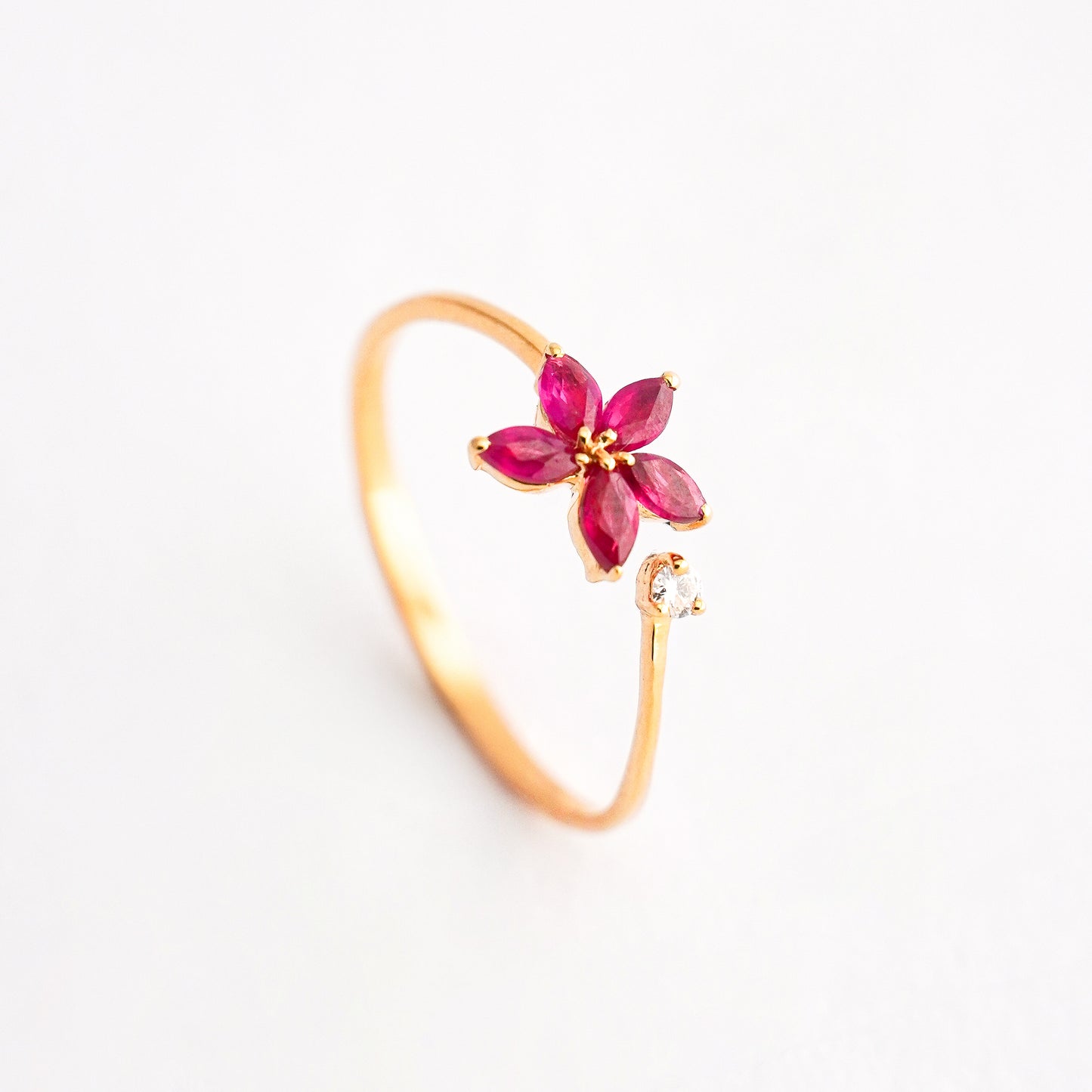 Anillo Lirio Rubí y Diamante en Oro 18K