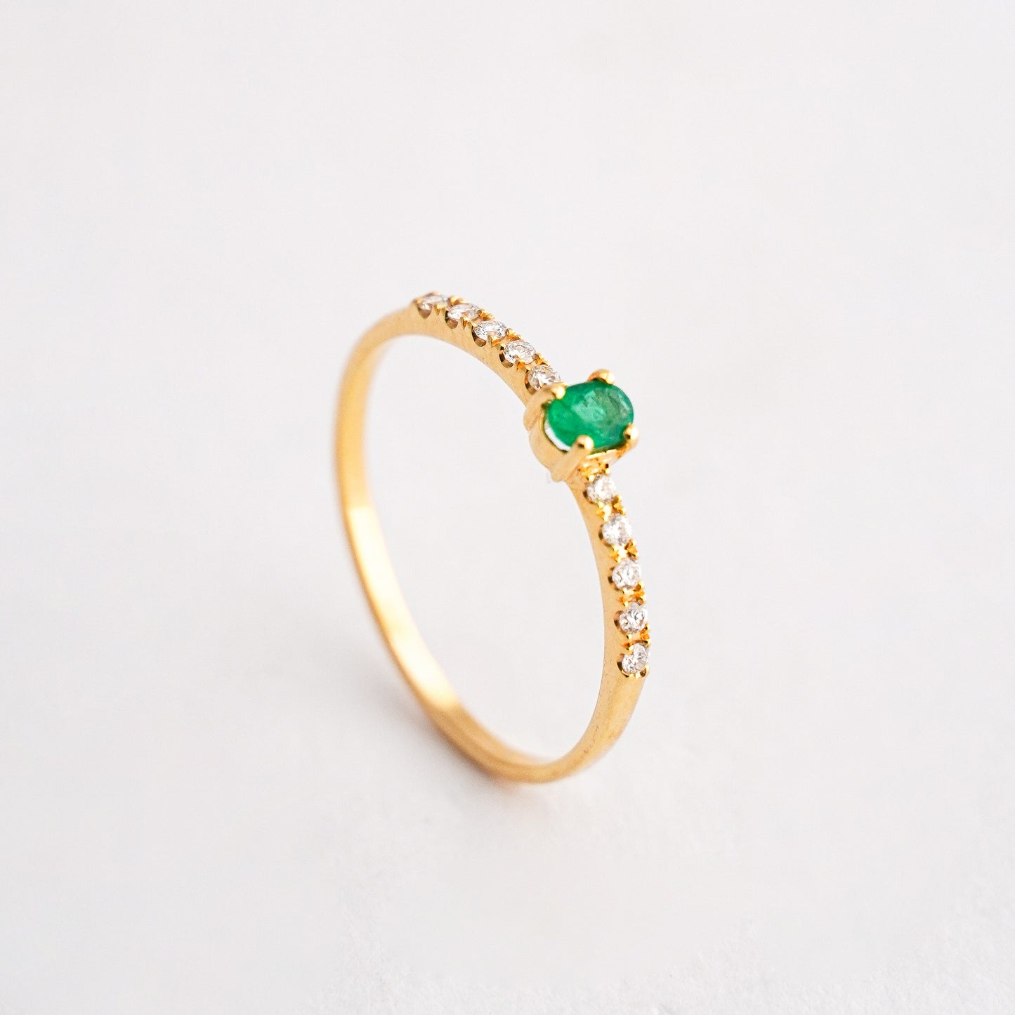 Anillo mini rivier con Esmeralda Oval en Oro 18K