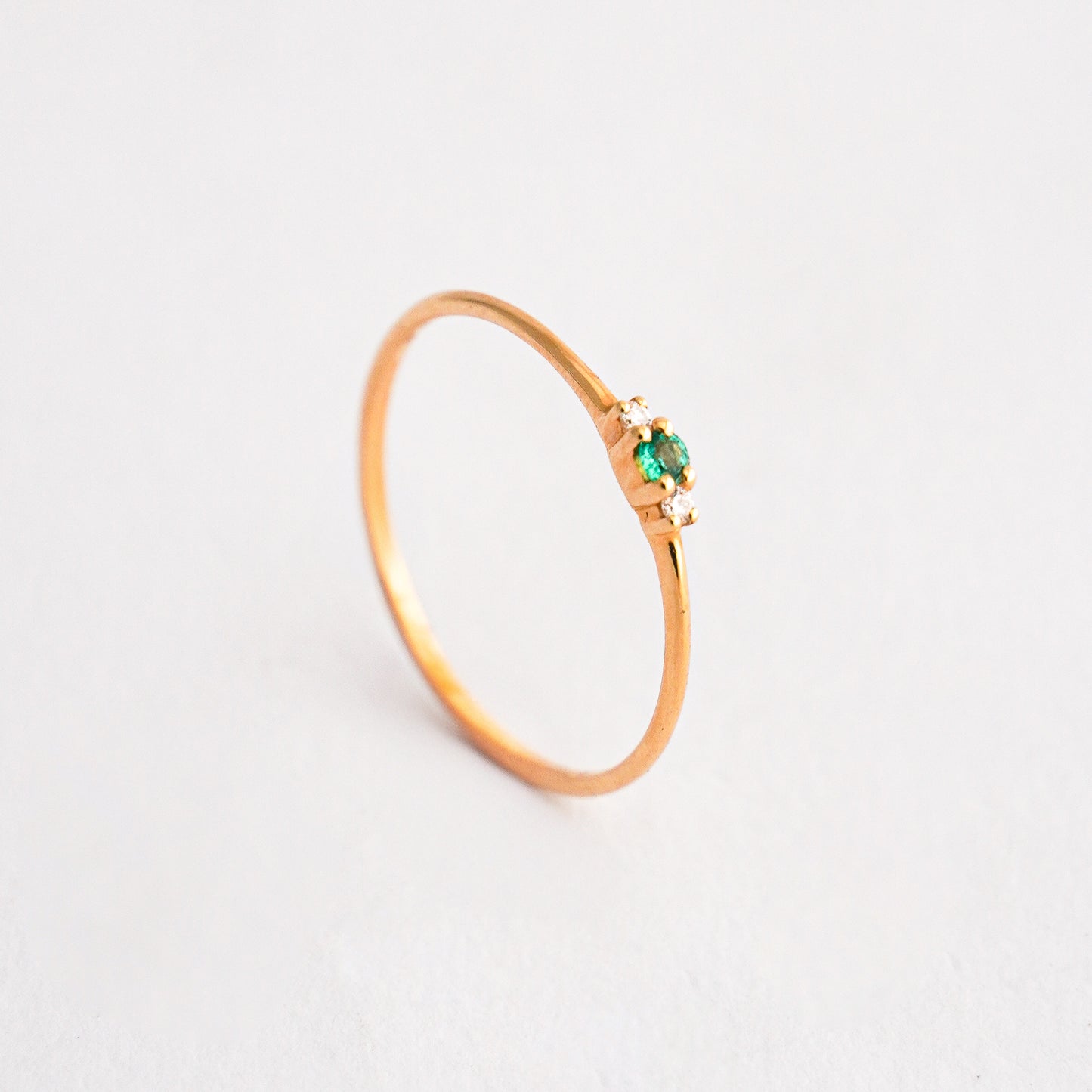 Anillo Tres Piedras Esmeralda y Diamante en Oro 18K