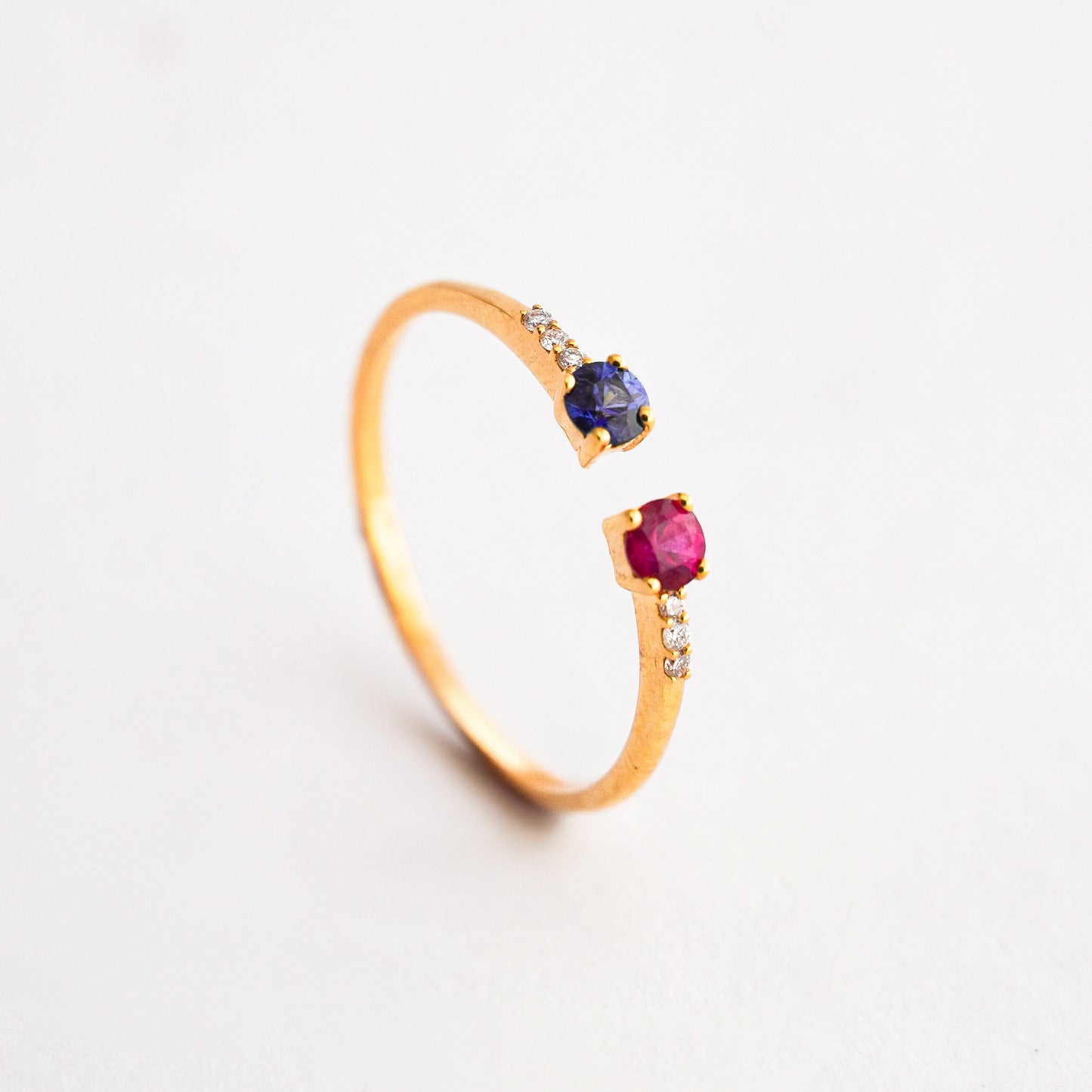 Anillo Rivier Dual con Rubí y Zafiro en Oro 18k