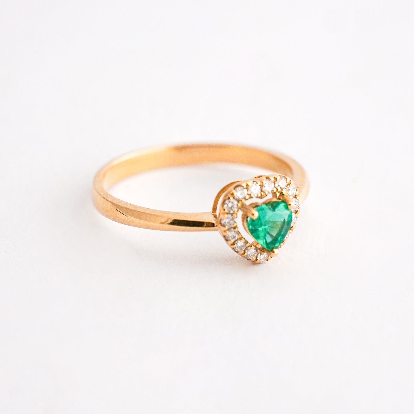 Anillo corazón imperial con esmeralda y diamantes naturales en Oro 18k