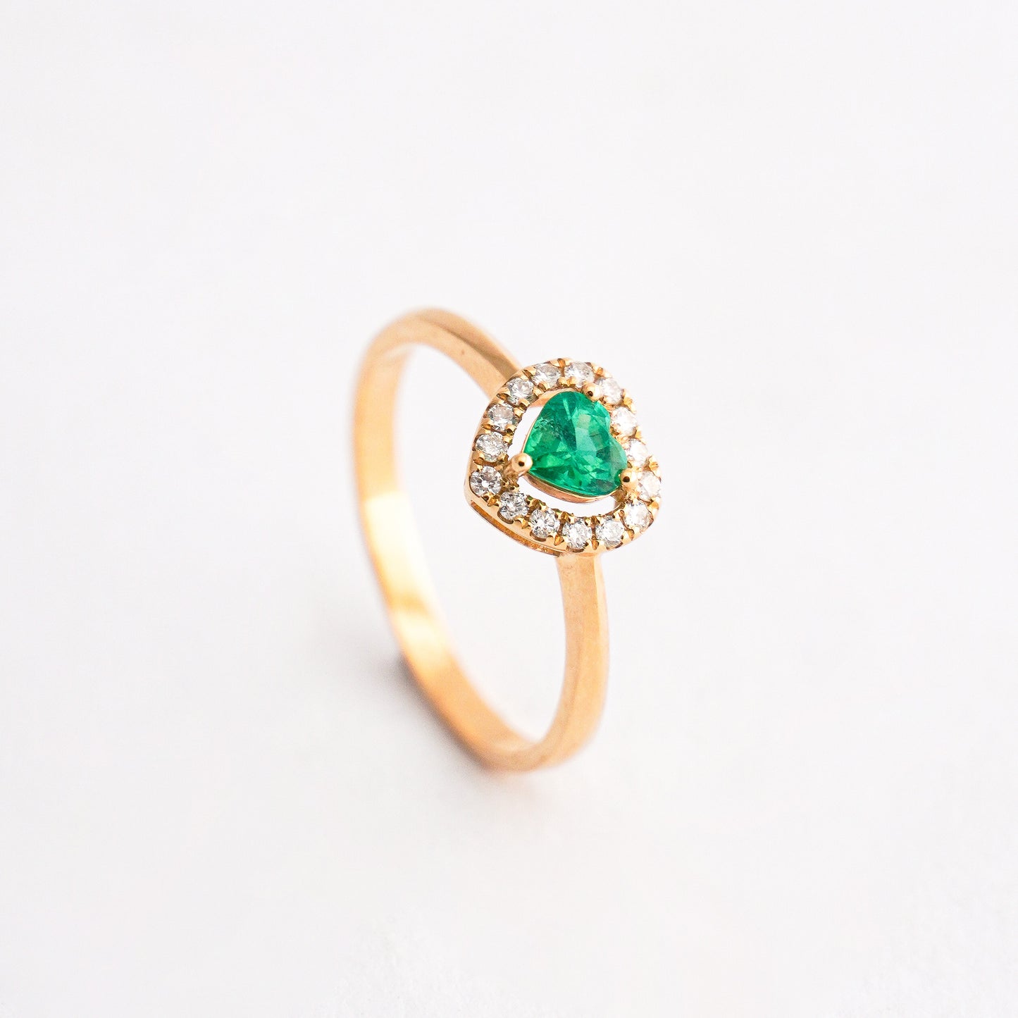 Anillo corazón imperial con esmeralda y diamantes naturales en Oro 18k