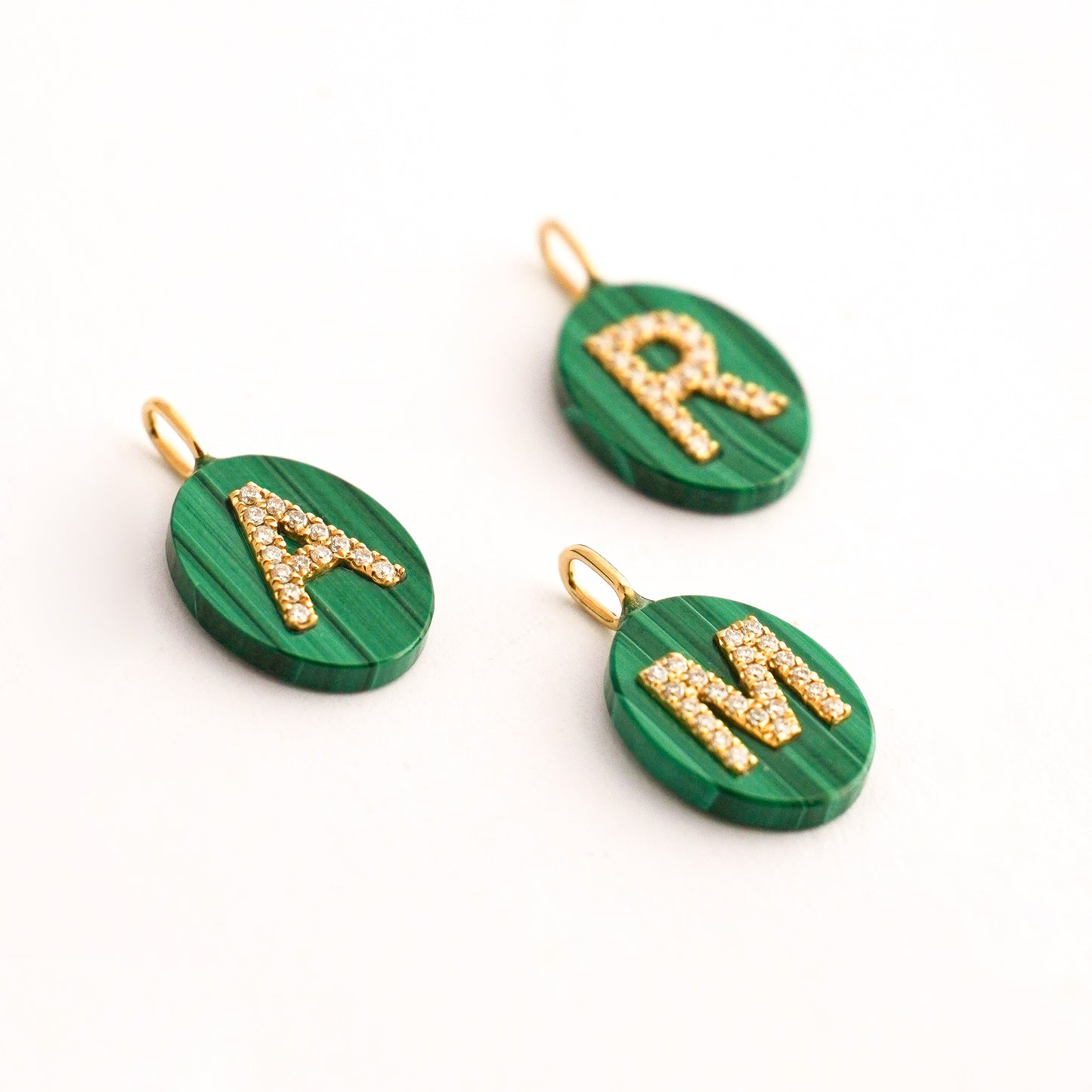 Dije de letra con diamantes naturales y malaquita natural Oro18k