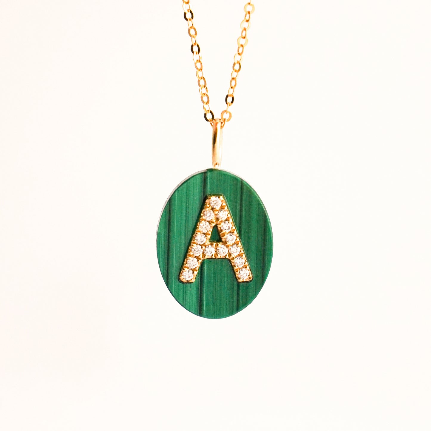 Dije de letra con diamantes naturales y malaquita natural Oro18k