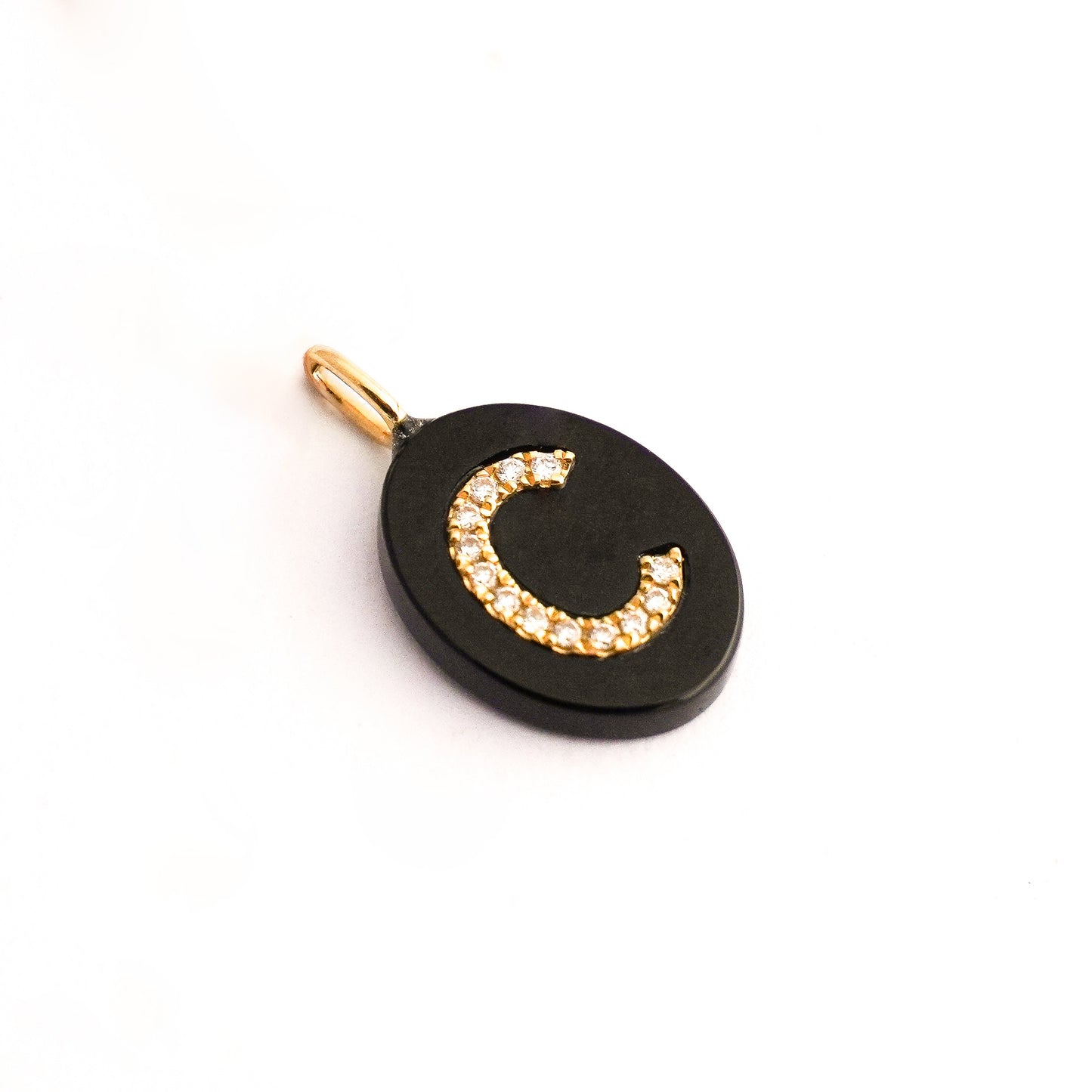 Dije de letra con diamantes naturales y ónix natural Oro18k