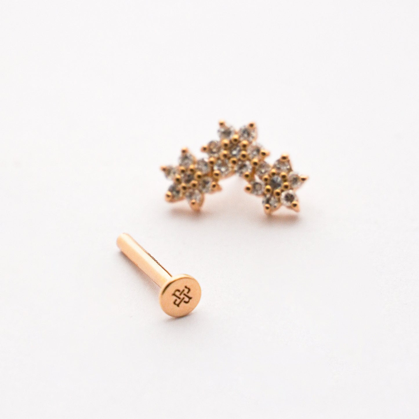 Piercing colgante triple roseta en Oro18k con diamantes naturales