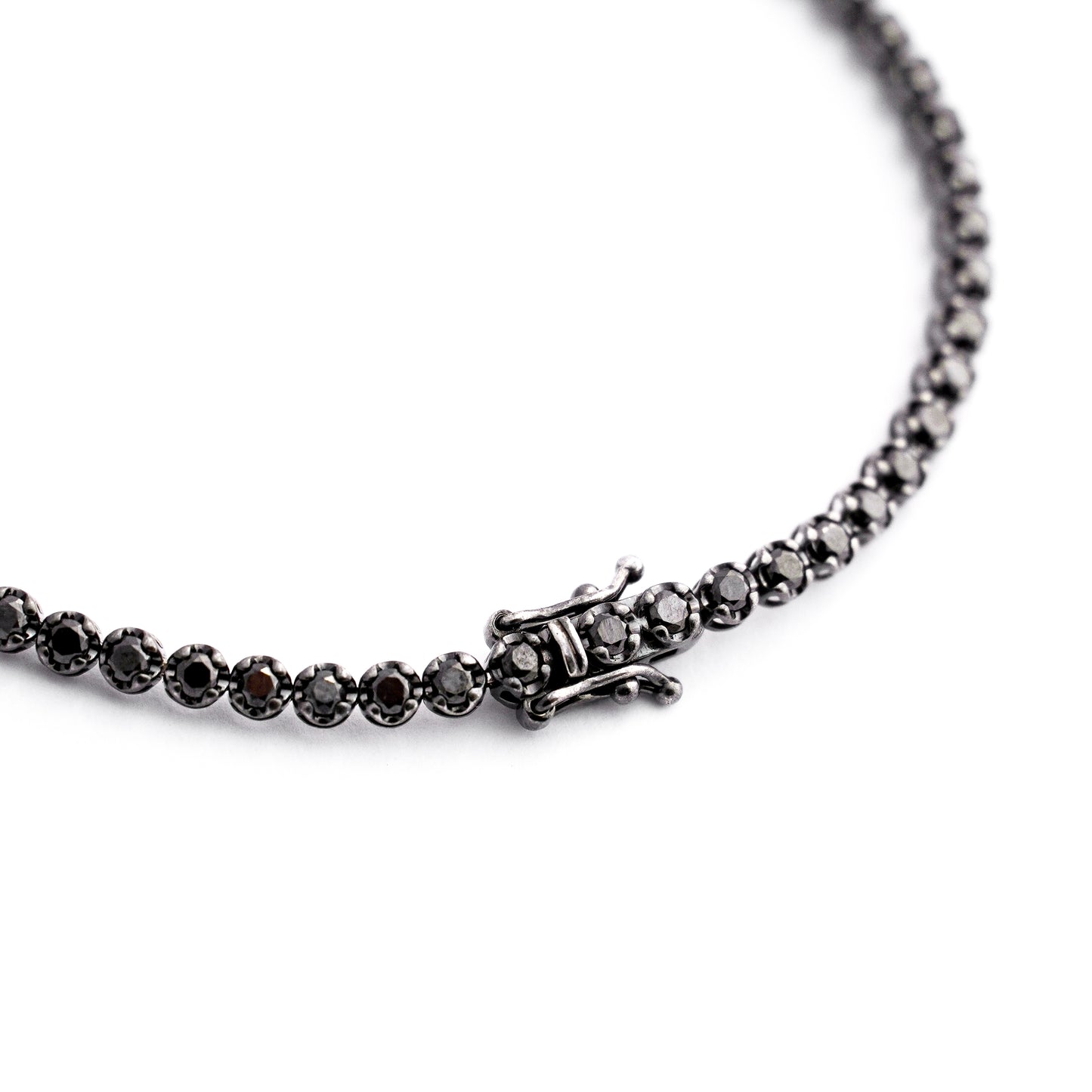 Tenis en Oro Negro 18K, estilo copa con Diamantes Negros