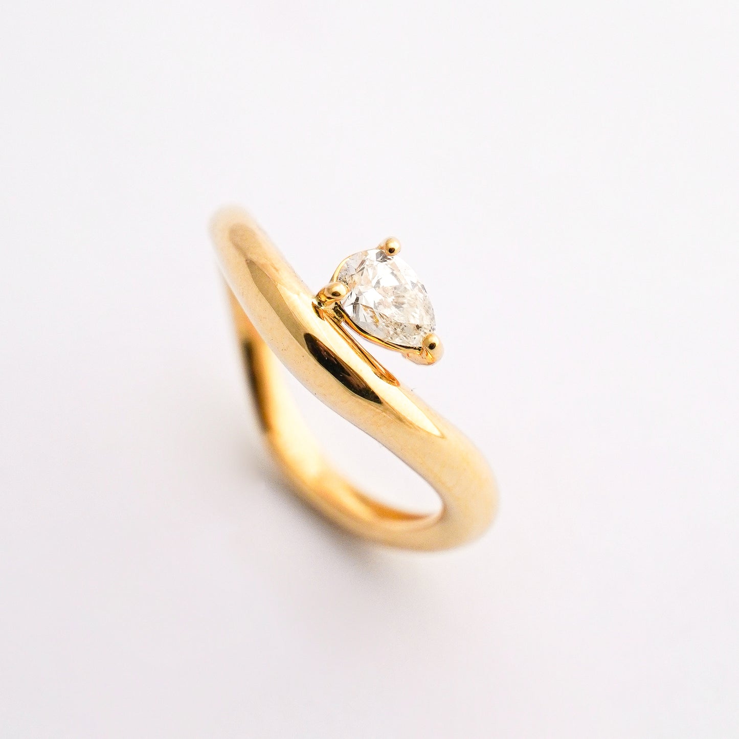Anillo pear wave con diamante natural Oro18k