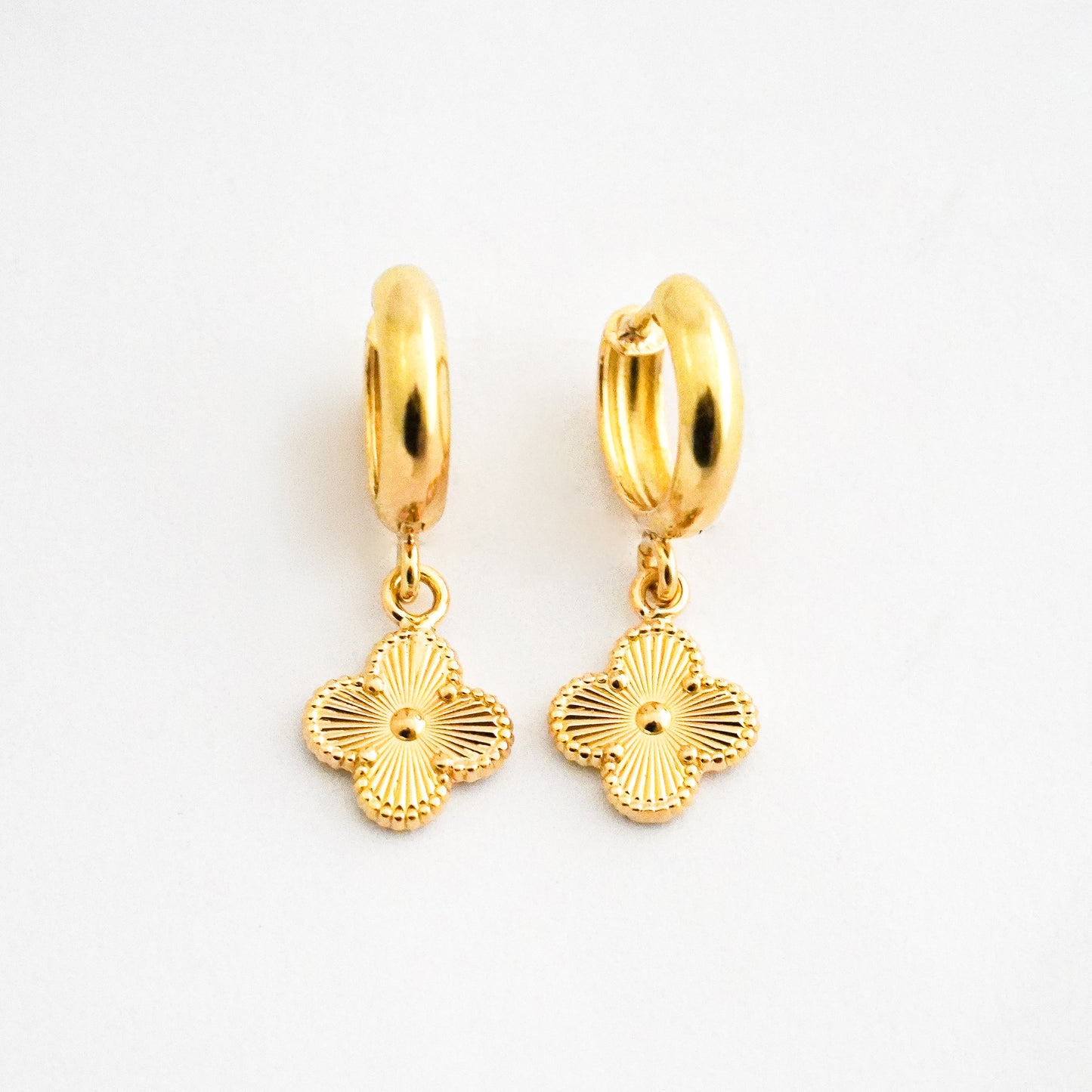 Argollas Colgantes de Trébol en Oro 18K