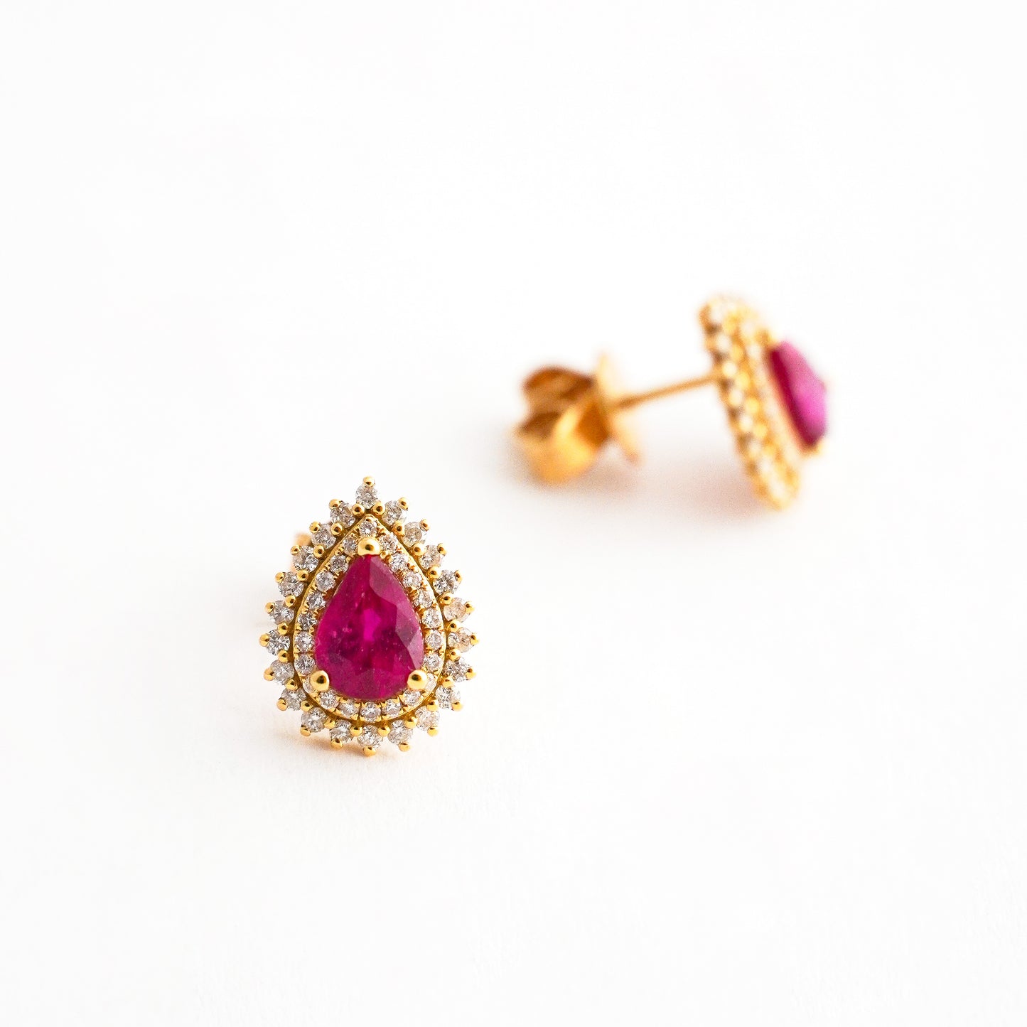 Aretes Pera imperial con Rubí y diamantes naturales en Oro18k