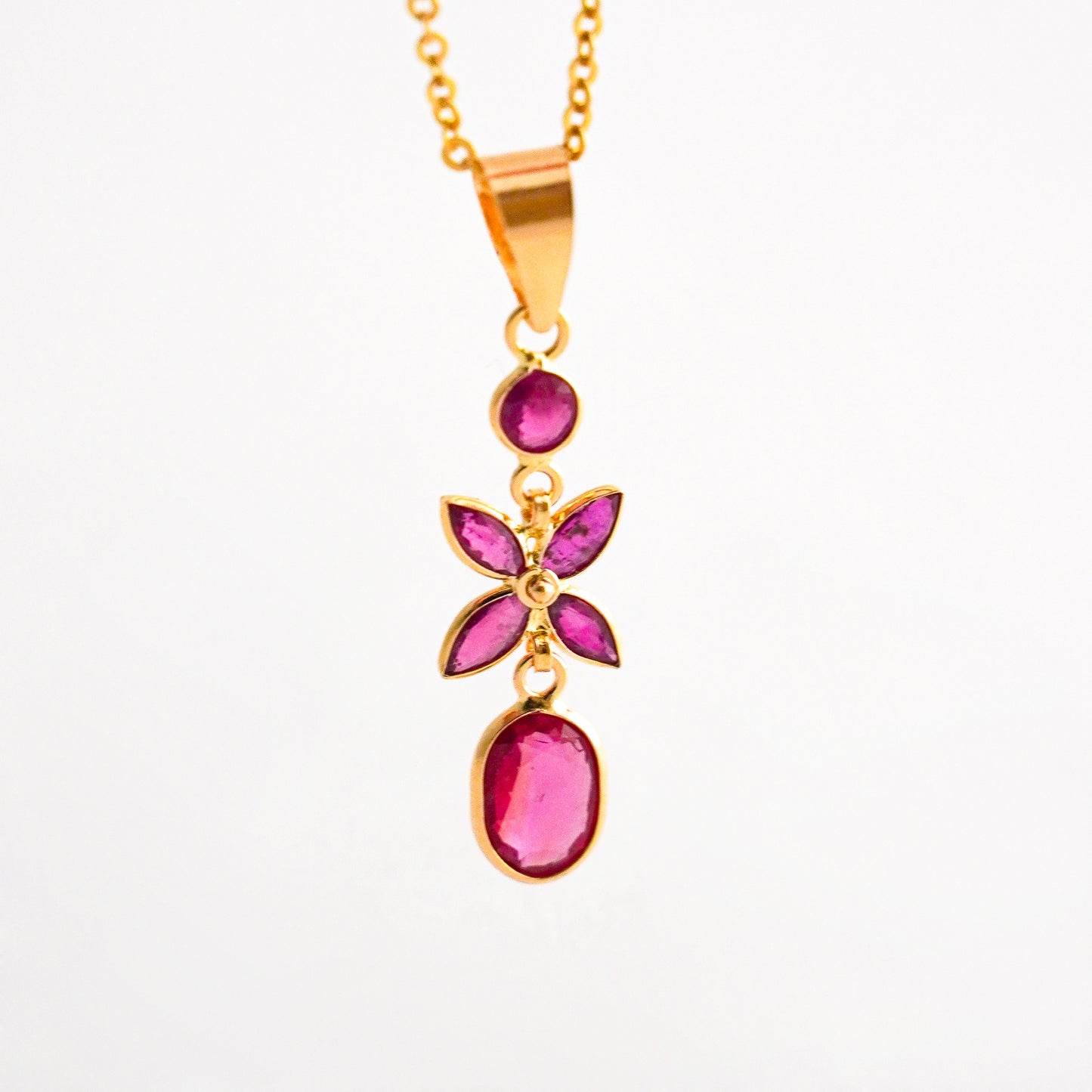 Dije Flor Rubí Oro Amarillo 18K