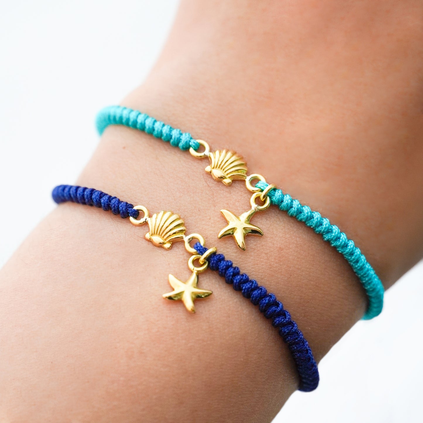 Pulsera tejida estrellita y conchita de mar en Oro18k