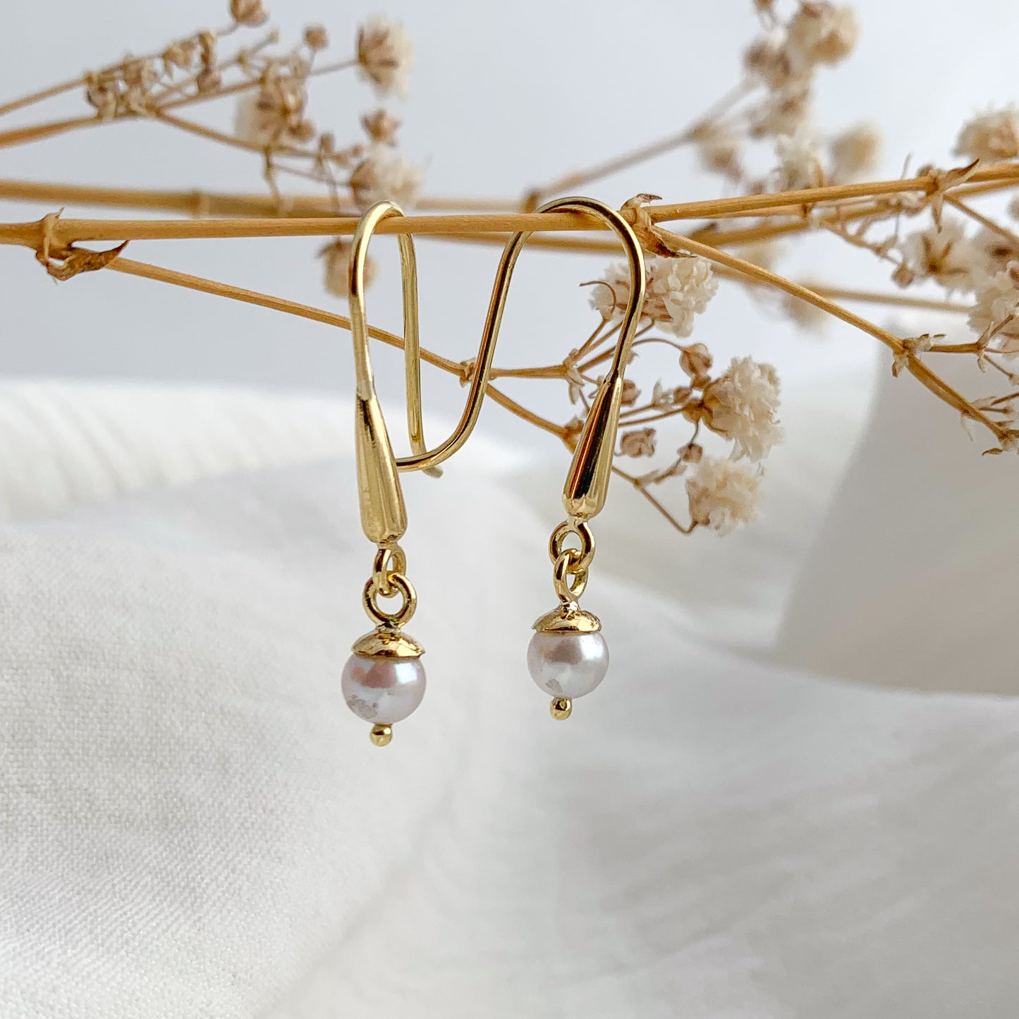 Aretes colgantes con perla oro 18k