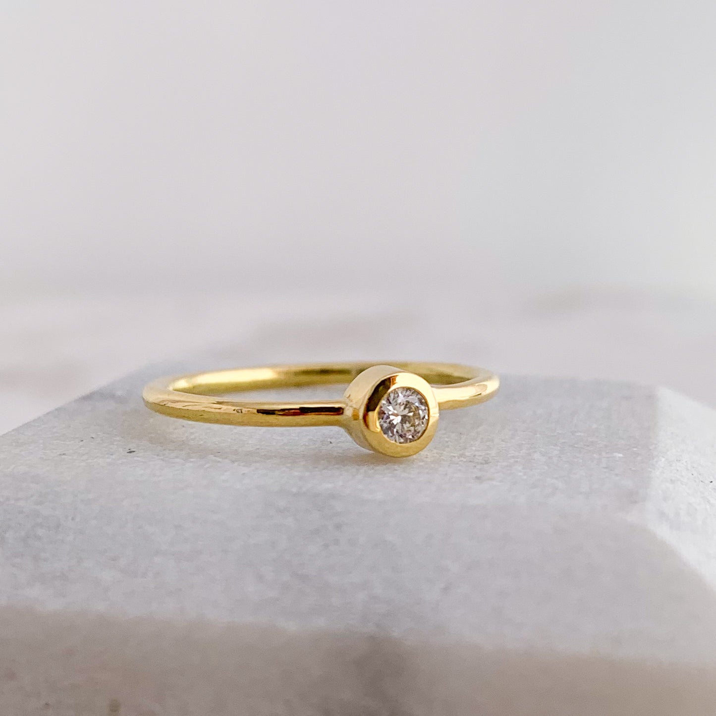 Anillo punto de luz oro 18k y diamante 0.10 cts