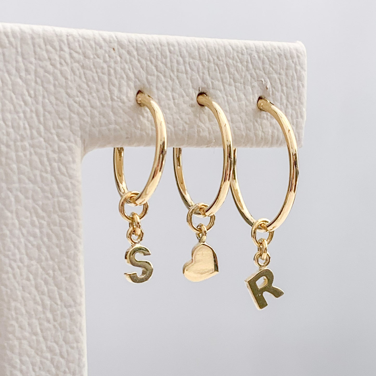Charm de letra ó inicial para argolla en Oro 18k