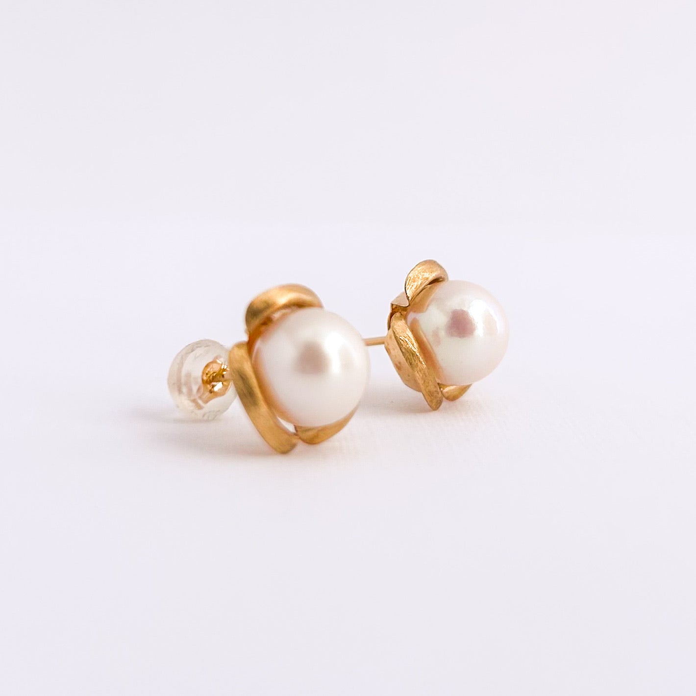 Aretes rosa con perla Akoya en oro 18k