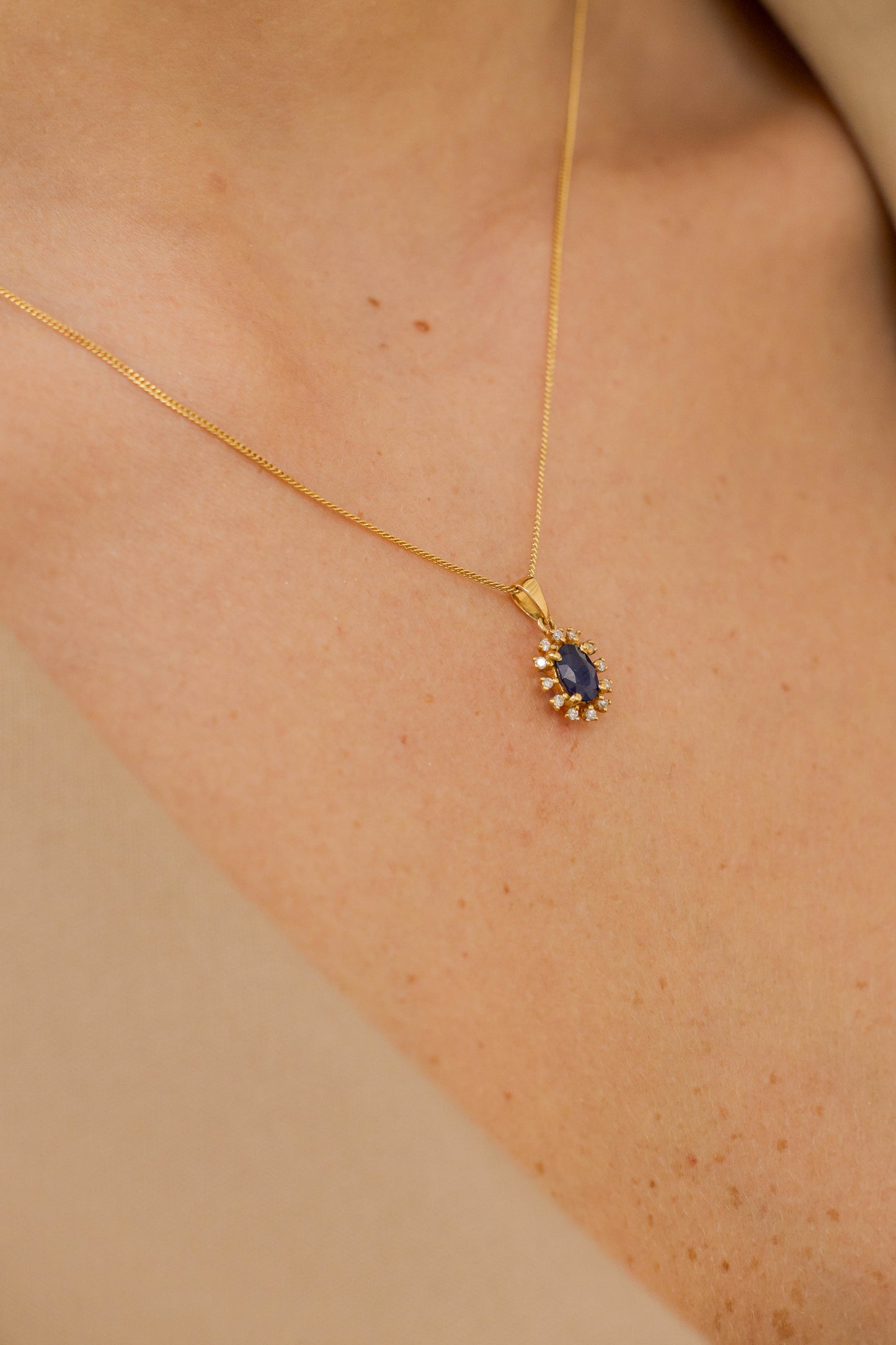 Dije corona azul con zafiro y diamantes naturales en Oro18k