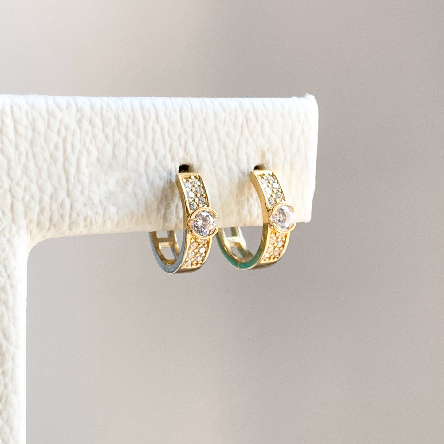 Argollas punto de luz en Oro18k
