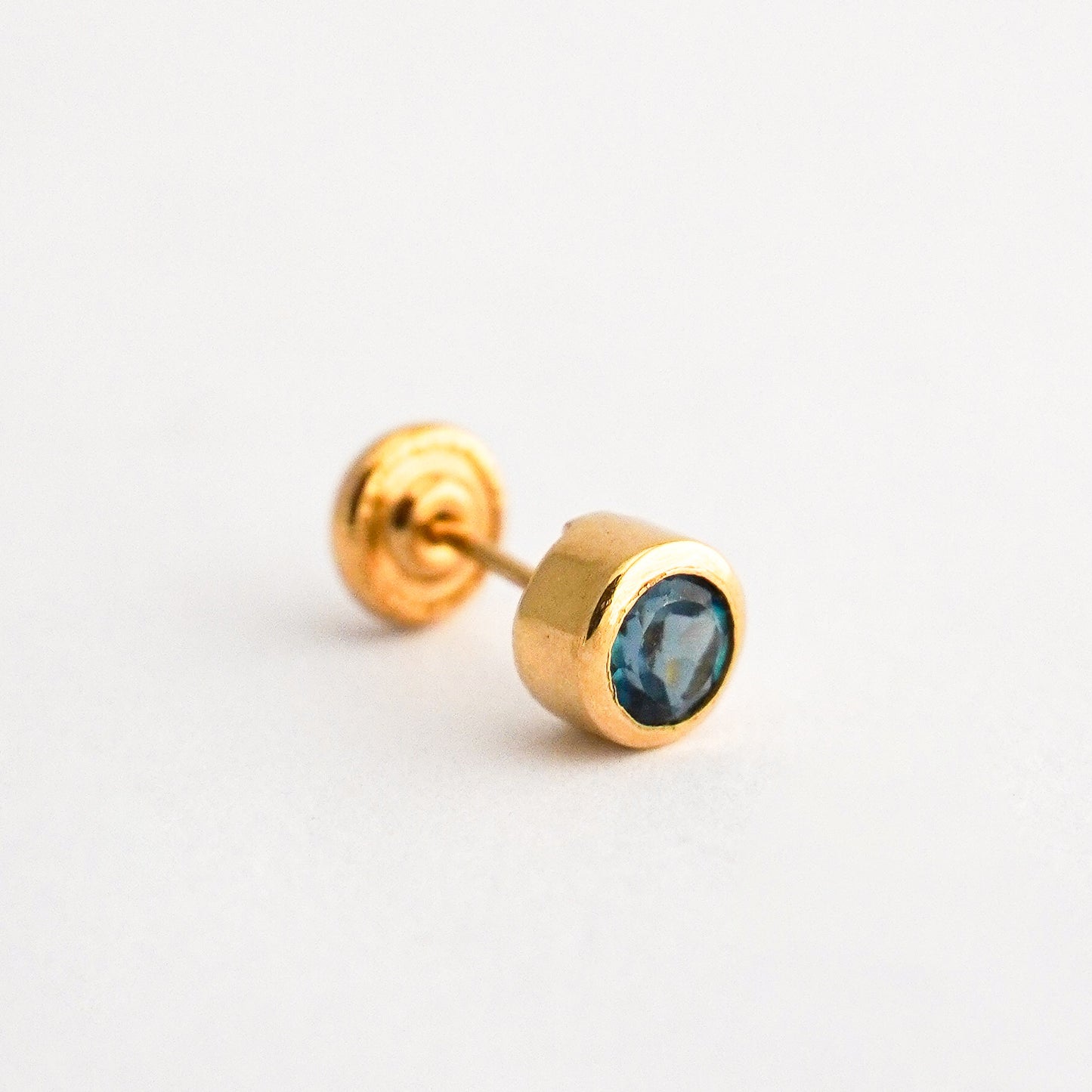 1/2 Arete de bebé en Oro18k con piedra natural topacio london blue Oro18k