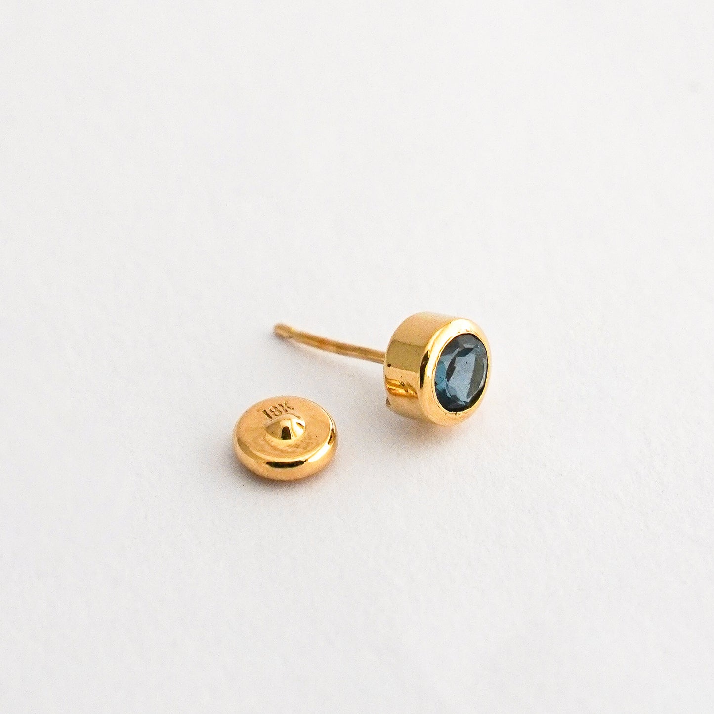 1/2 Arete de bebé en Oro18k con piedra natural topacio london blue Oro18k