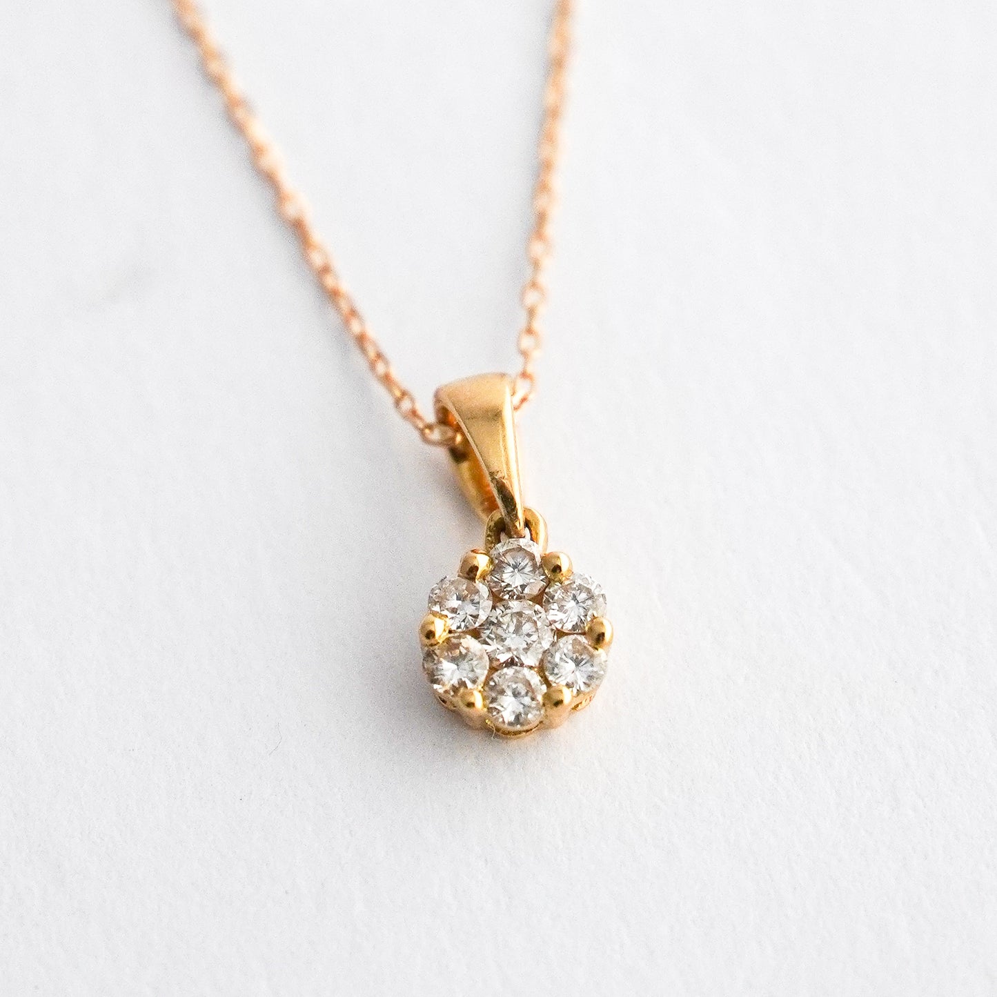 Dije mini lumiere redondo punto de luz con diamantes en oro18k