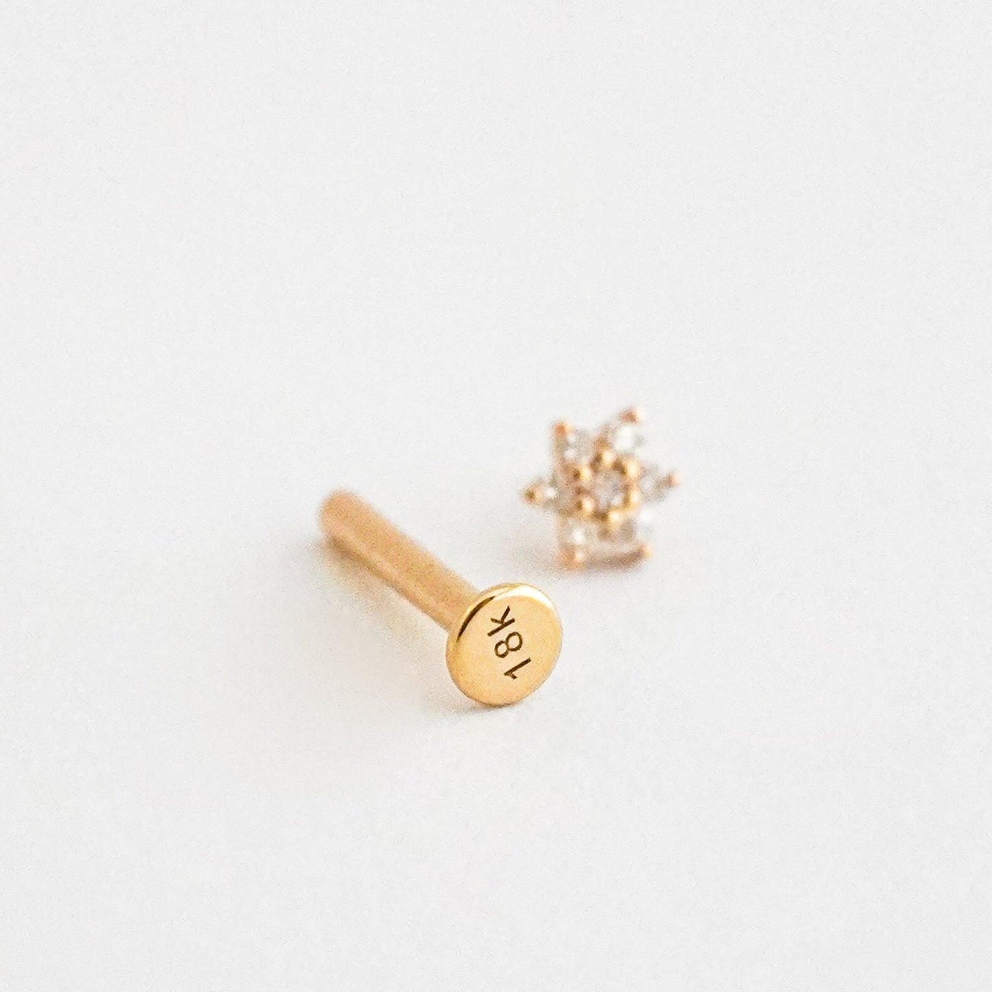 Piercing mini roseta en Oro18k con diamantes naturales