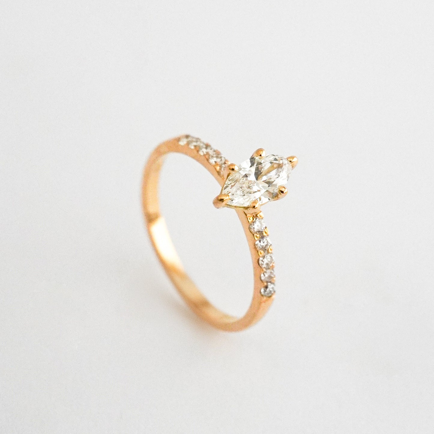 Anillo de compromiso - 26 / Diamante Marquise 0.55 cts LG Oro18k