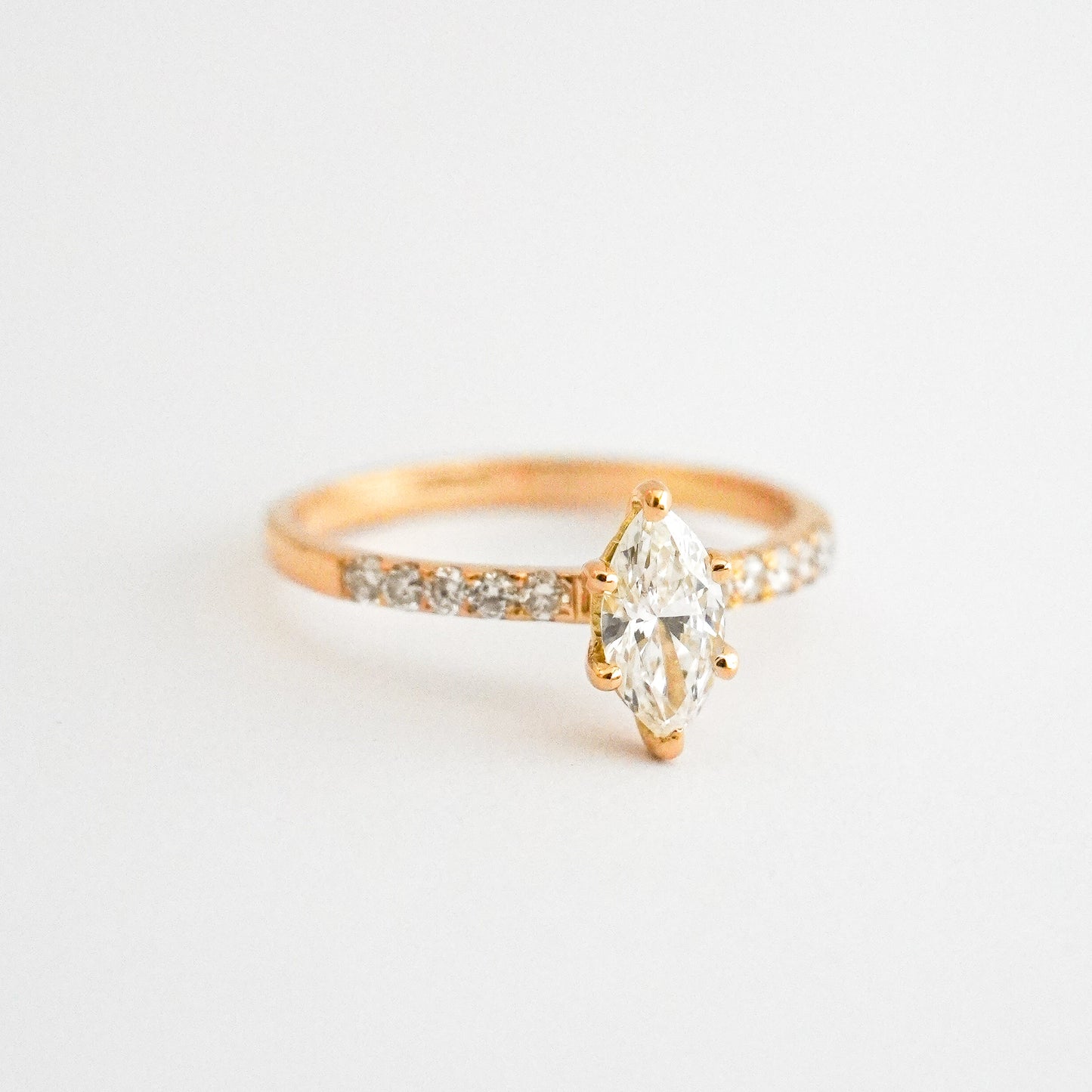Anillo de compromiso - 26 / Diamante Marquise 0.55 cts LG Oro18k