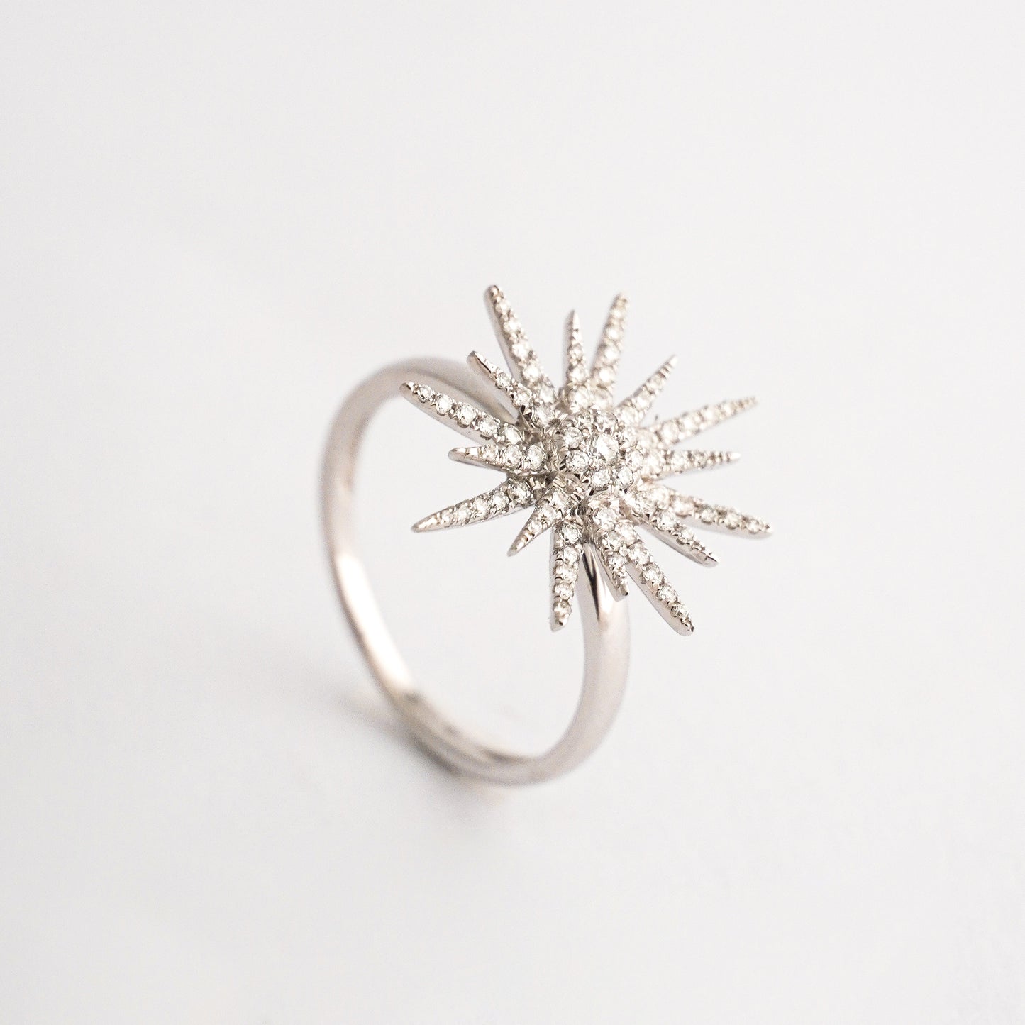 Anillo estrella del norte en oro blanco con diamantes naturales Oro18k