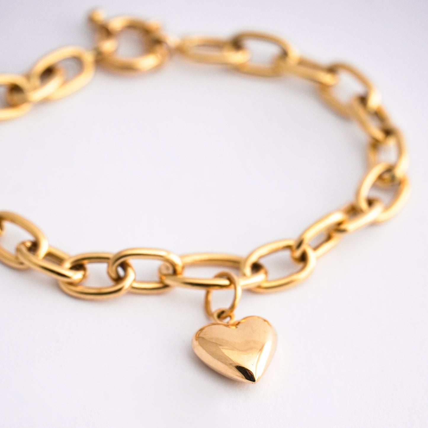 Pulsera Eslabones Redondos con dije corazón en Oro 18k