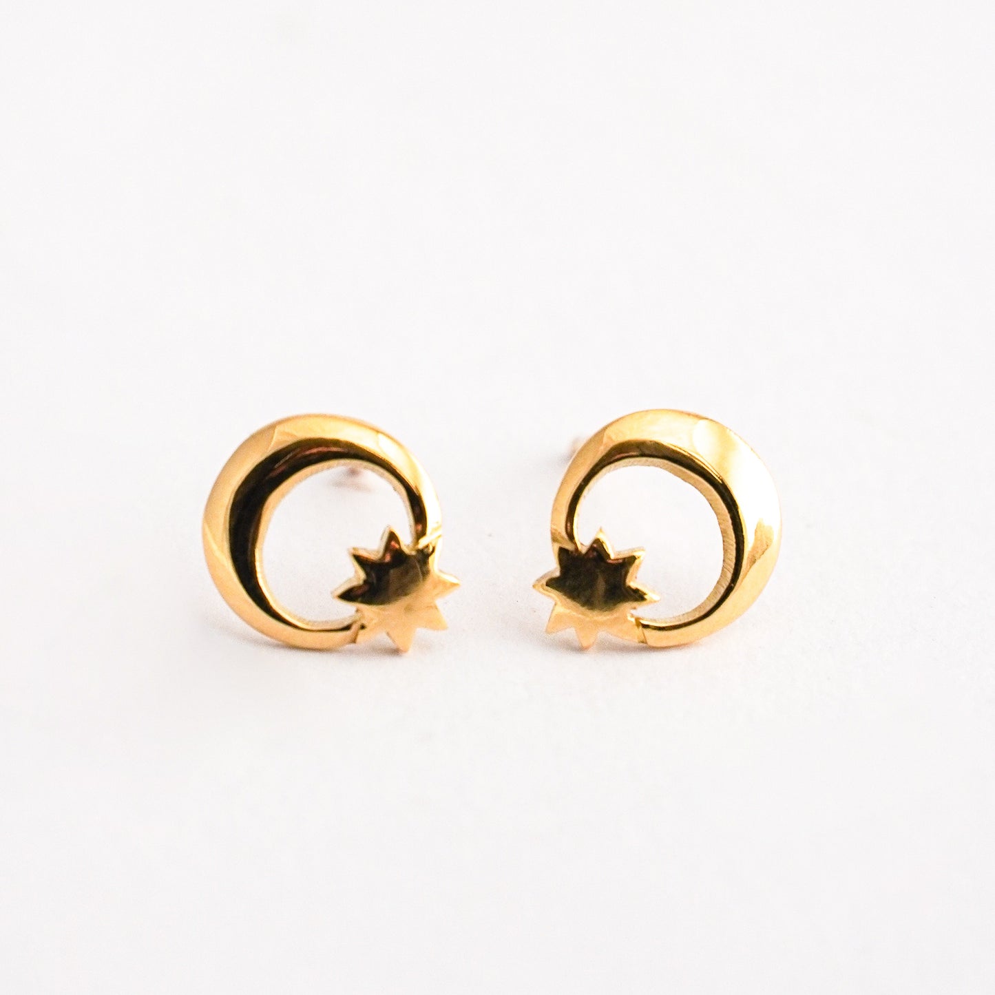 Aretes Media Luna y estrella calada en oro 18k