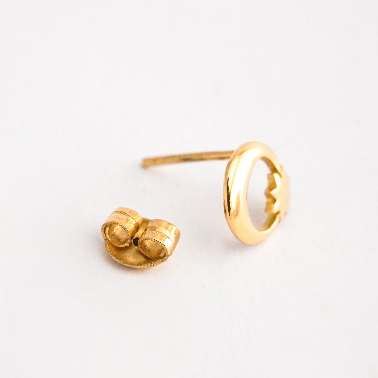 Aretes Media Luna y estrella calada en oro 18k