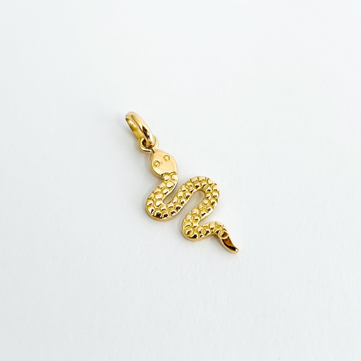 Dije de serpiente tramado en Oro18k