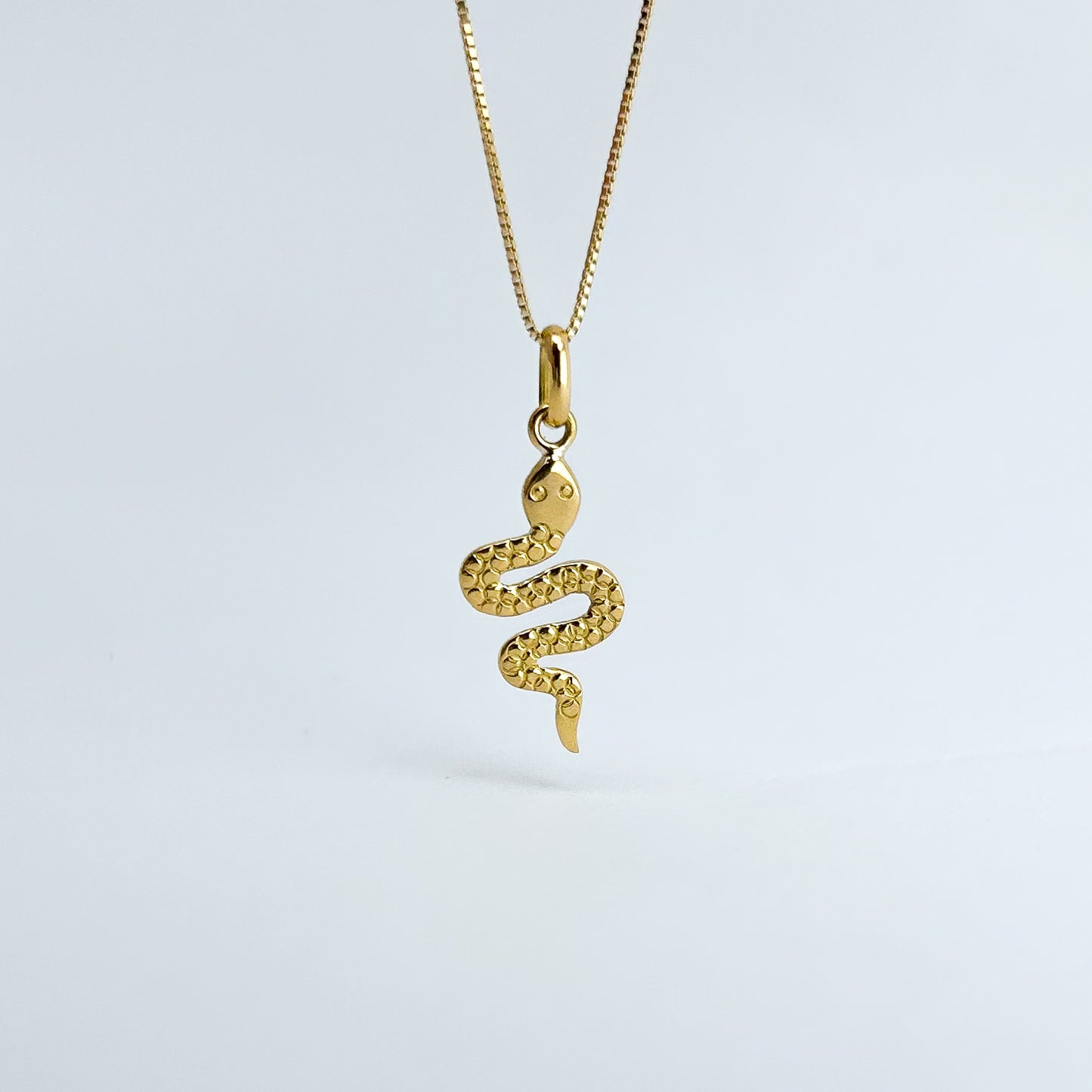 Dije de serpiente tramado en Oro18k