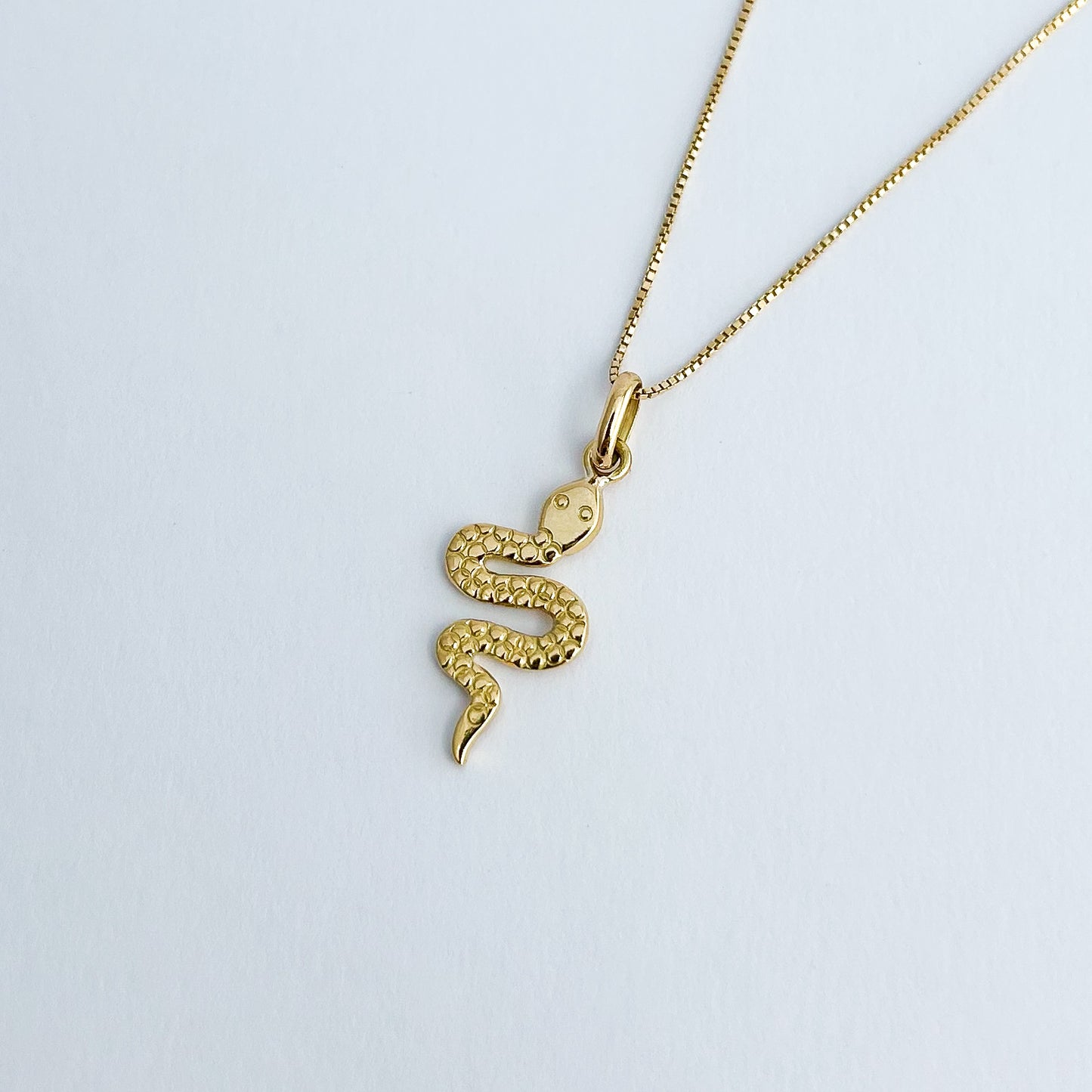 Dije de serpiente tramado en Oro18k