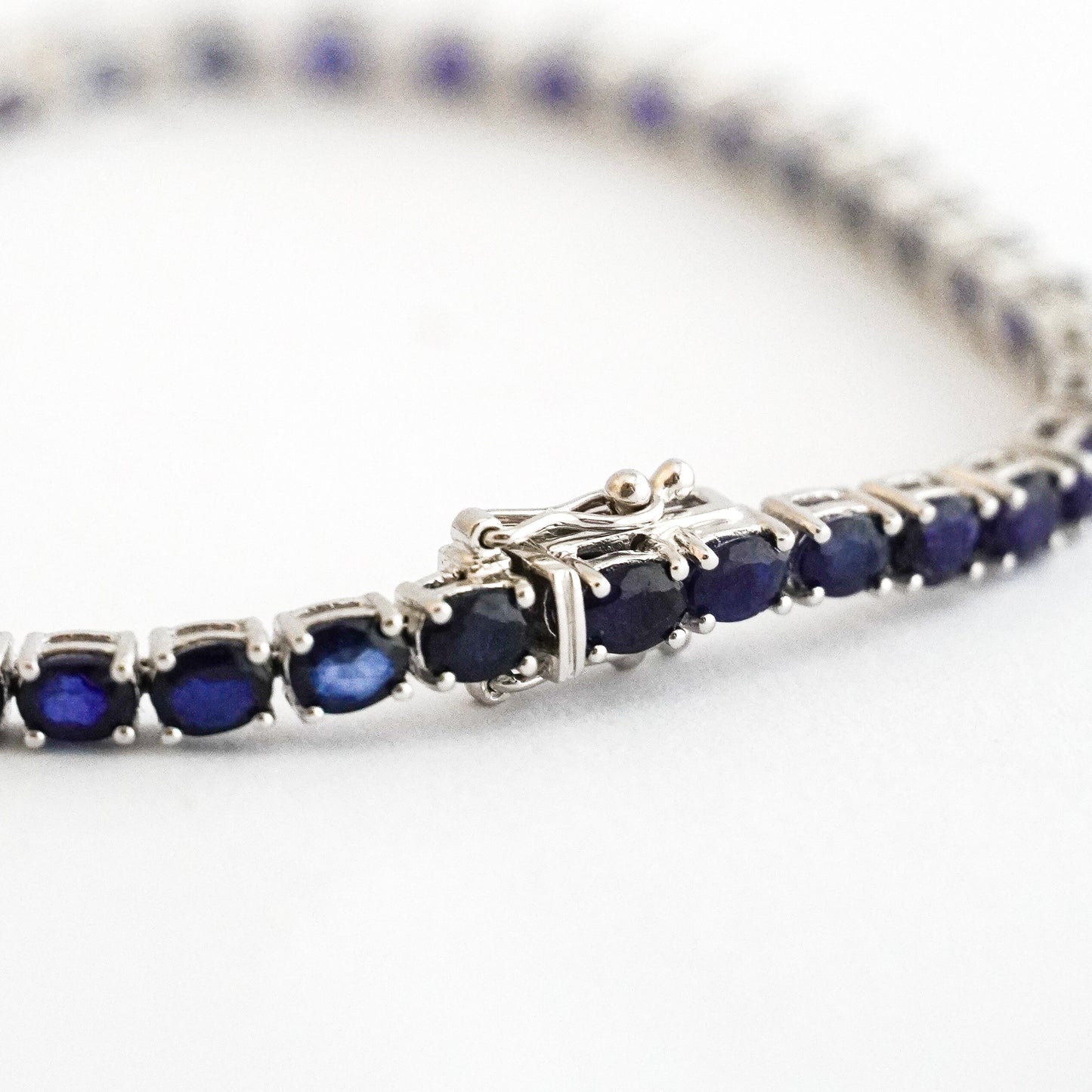 Tenis Freya Bleu con zafiros naturales 10.2 cts en oro 18k blanco