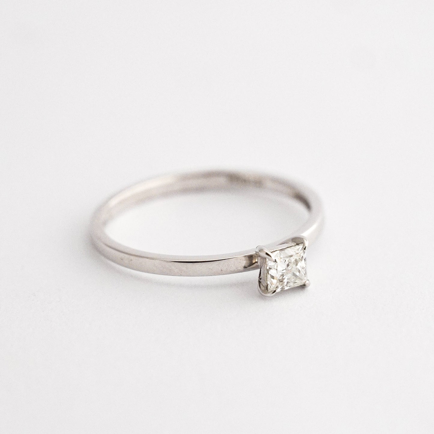 Anillo de compromiso corte princesa diamante GIA 0.30 pts Oro blanco 18k