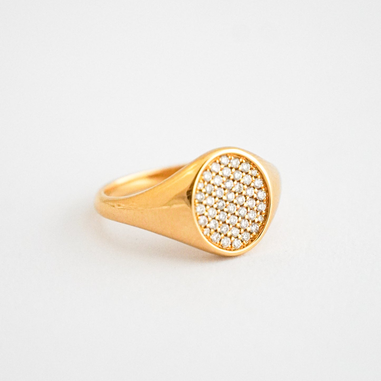 Anillo chevalier Oval con diamantes naturales Oro18k
